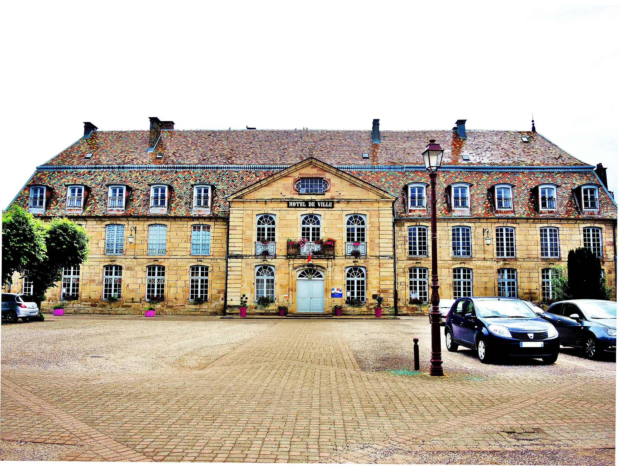 Photo showing: Façade de l'ancien château de Clermont-Tonnerre. Hôtel de ville, actuellement.