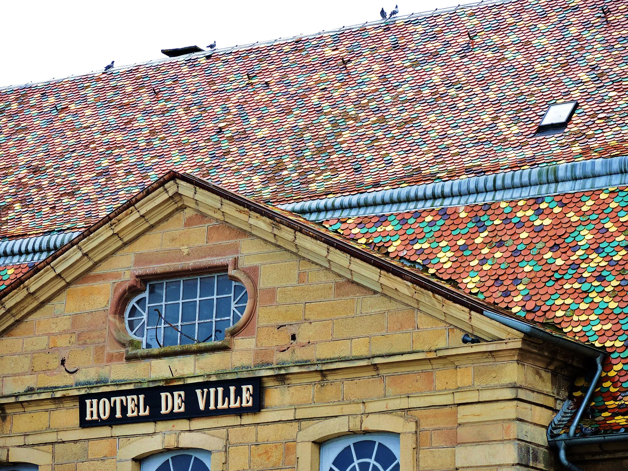 Photo showing: Toiture de l'ancien château de Clermont-Tonnerre, recouvert de tuiles écailles multicolores.