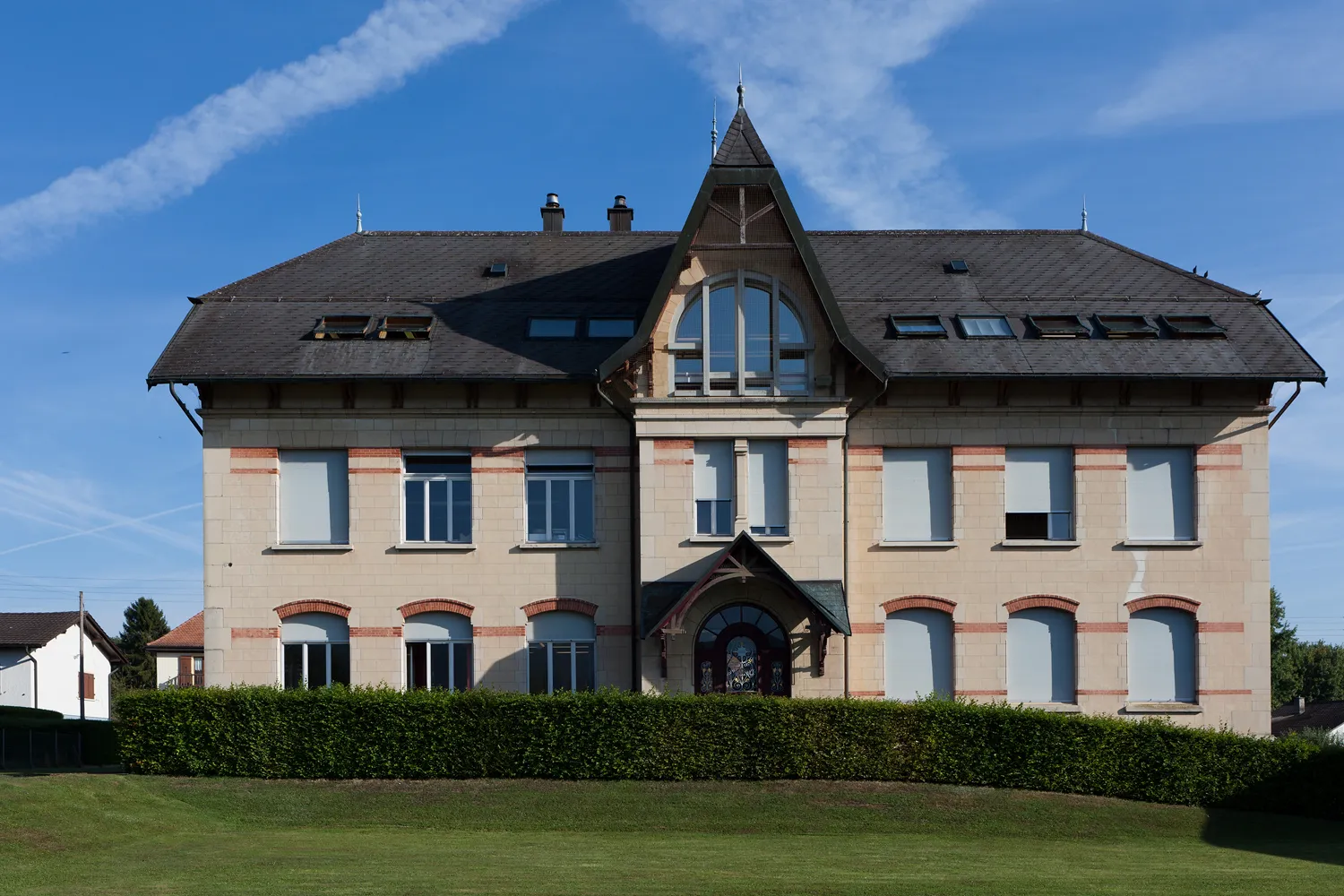 Photo showing: Collège et l'administration communale à Courtedoux (JU)