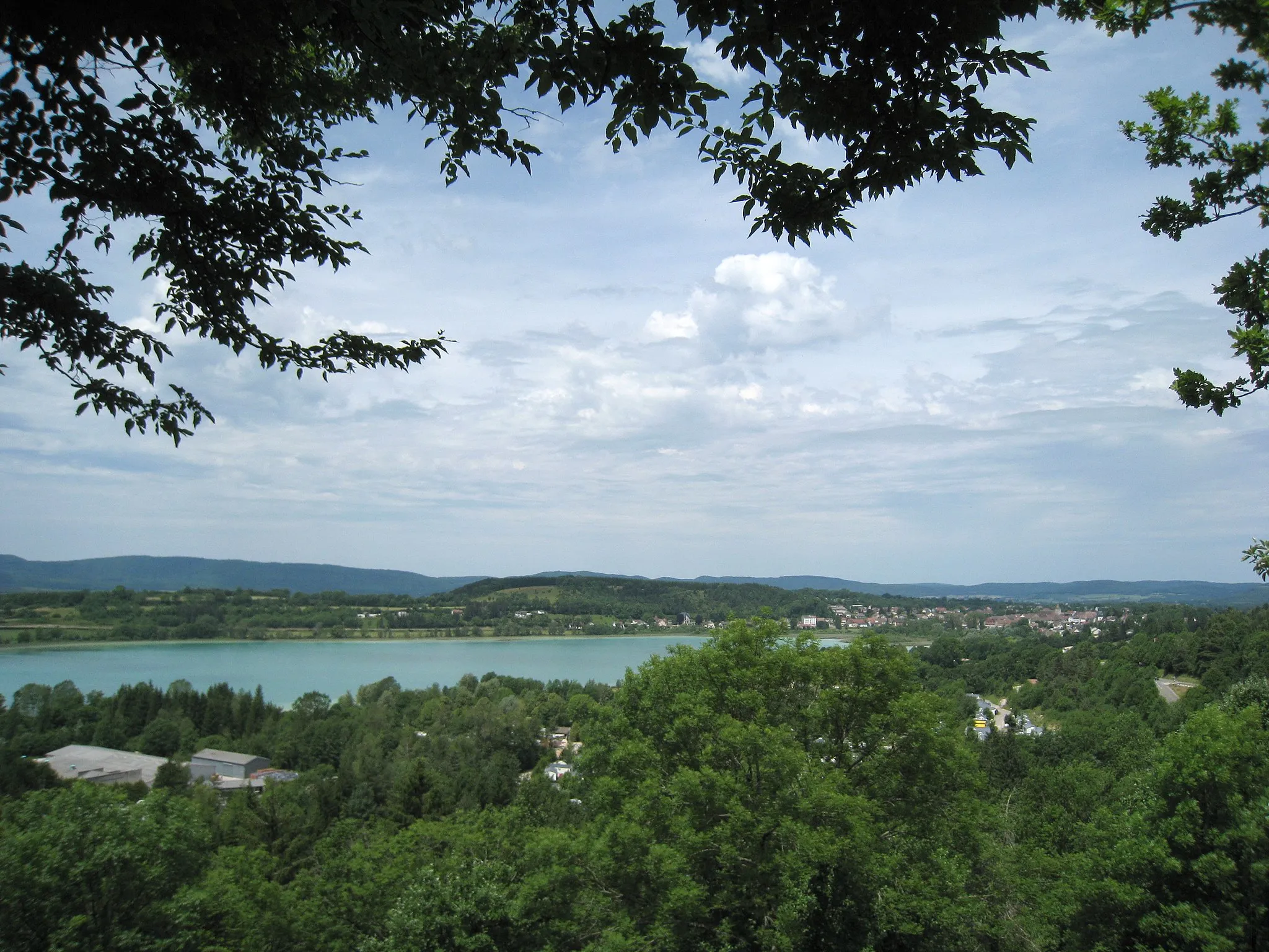 Photo showing: Vue d'ensemble de Clairvaux les Lacs (Jura, France), depuis le Belvédère de la route départementale 118.