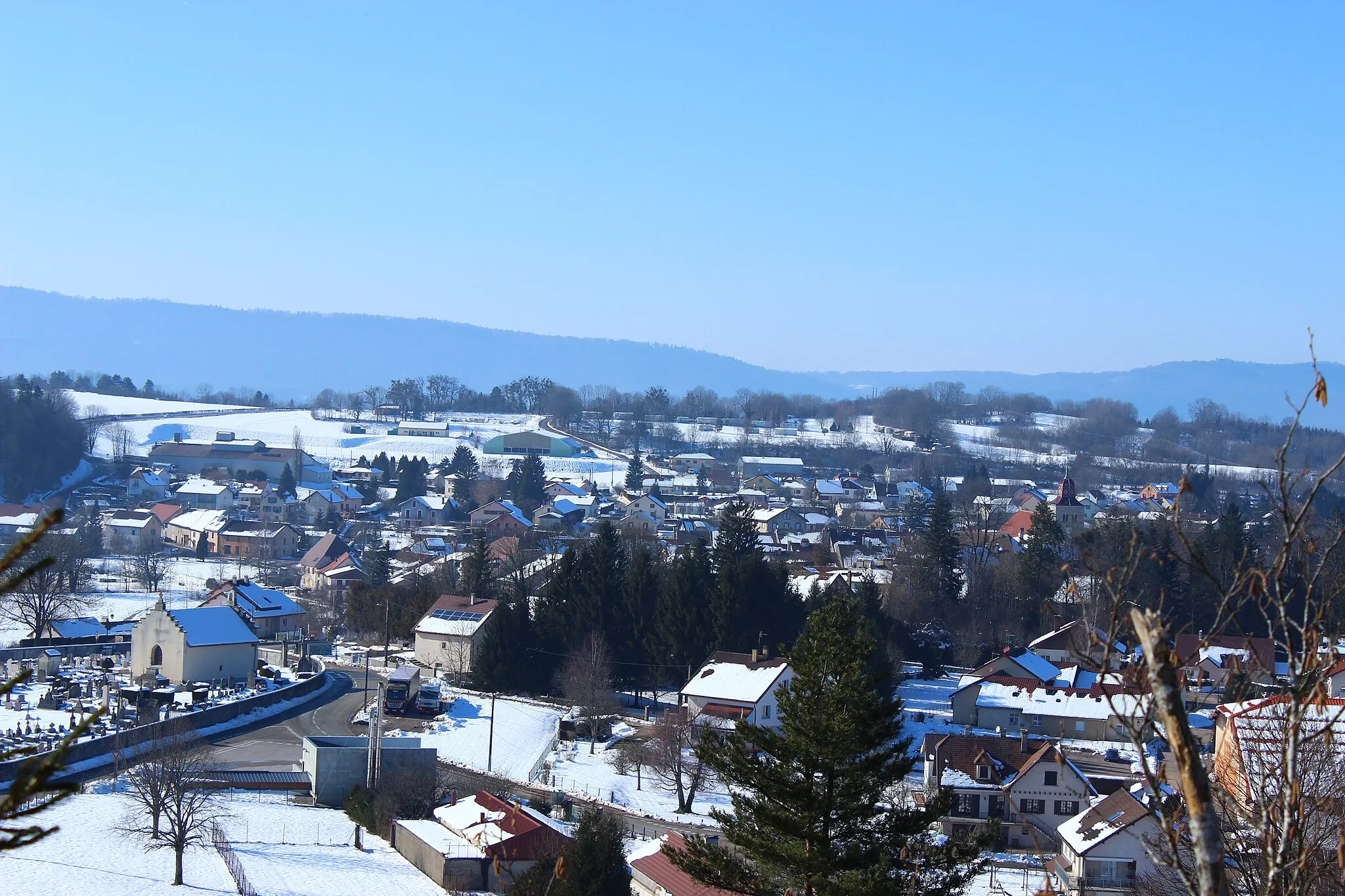 Photo showing: Le village de Clairvaux-les-Lacs (Jura, France) vu depuis l'est en hiver.