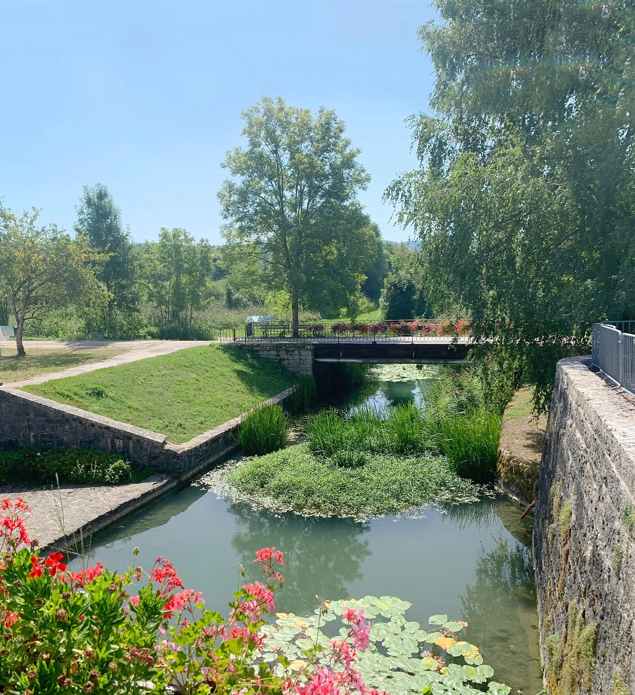 Photo showing: La Raillette, river at Clairvaux-les-Lacs, main outlet of the large lake of the Jura commune. The Railette flows a few dozen meters downstream into the Drouvenant, which itself flows into the Ain a few kilometers further downstream, at Patornay.