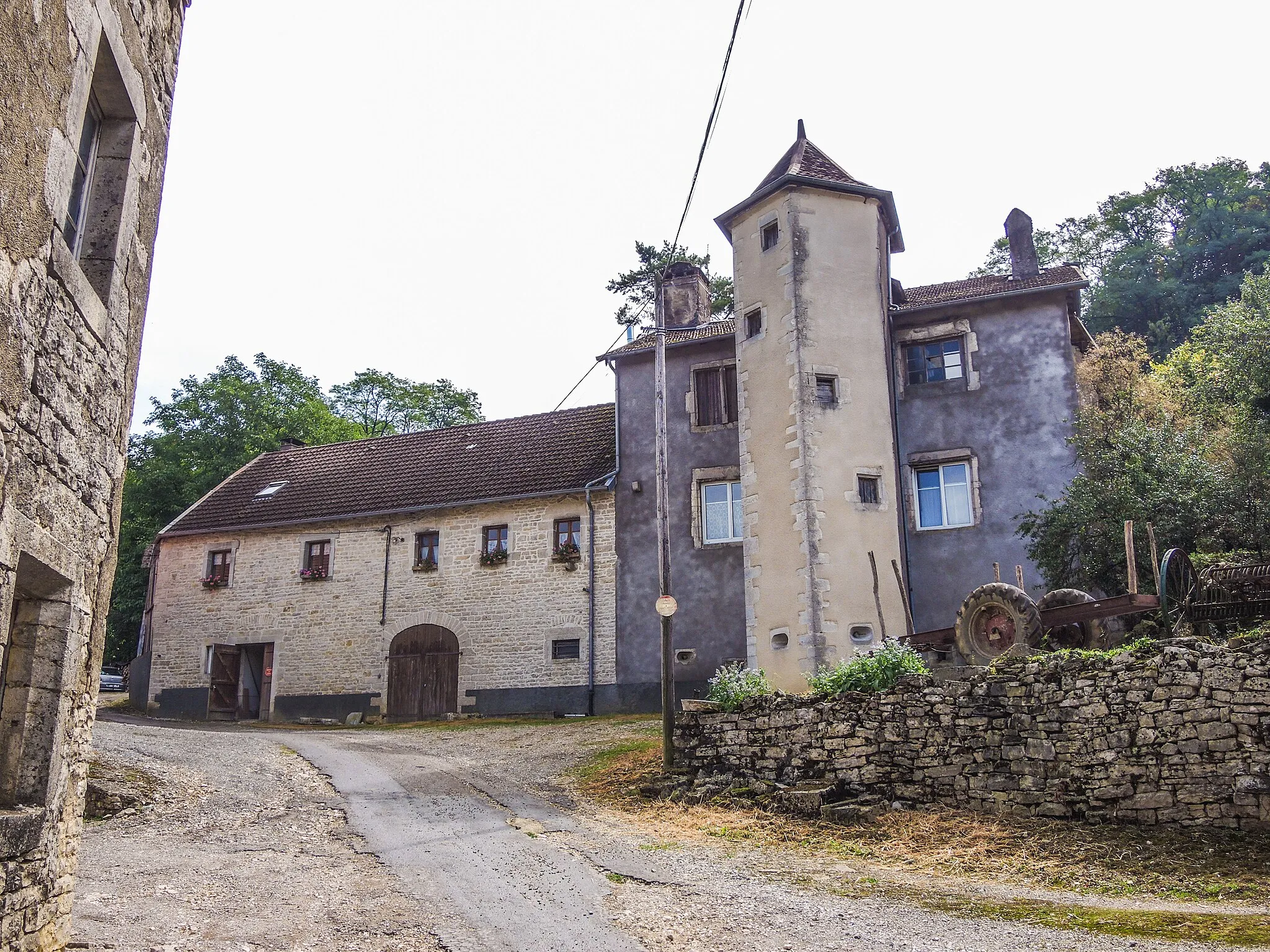 Photo showing: L'ancien château d'Esnans, reconverti en bâtiment agricole. Doubs