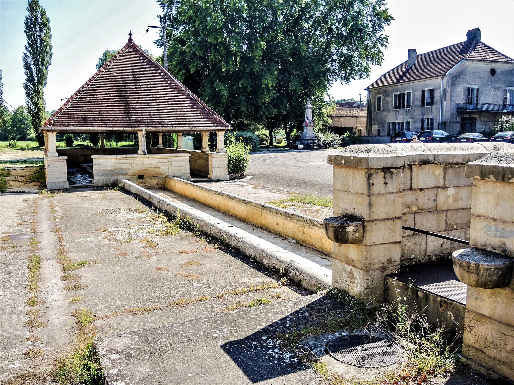 Photo showing: Fontaine-lavoir-abreuvoir