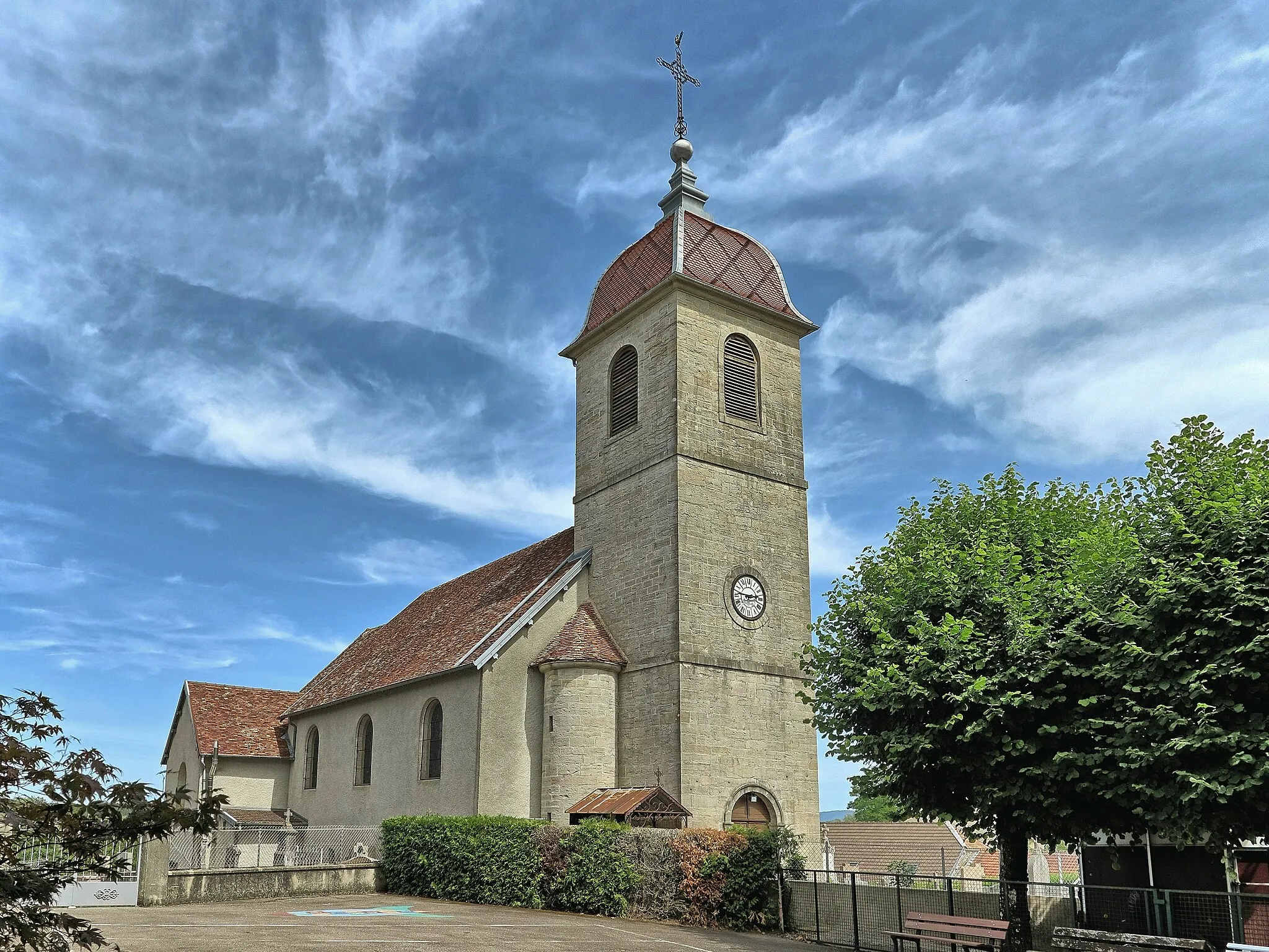 Photo showing: L'église avec son clocher comtois