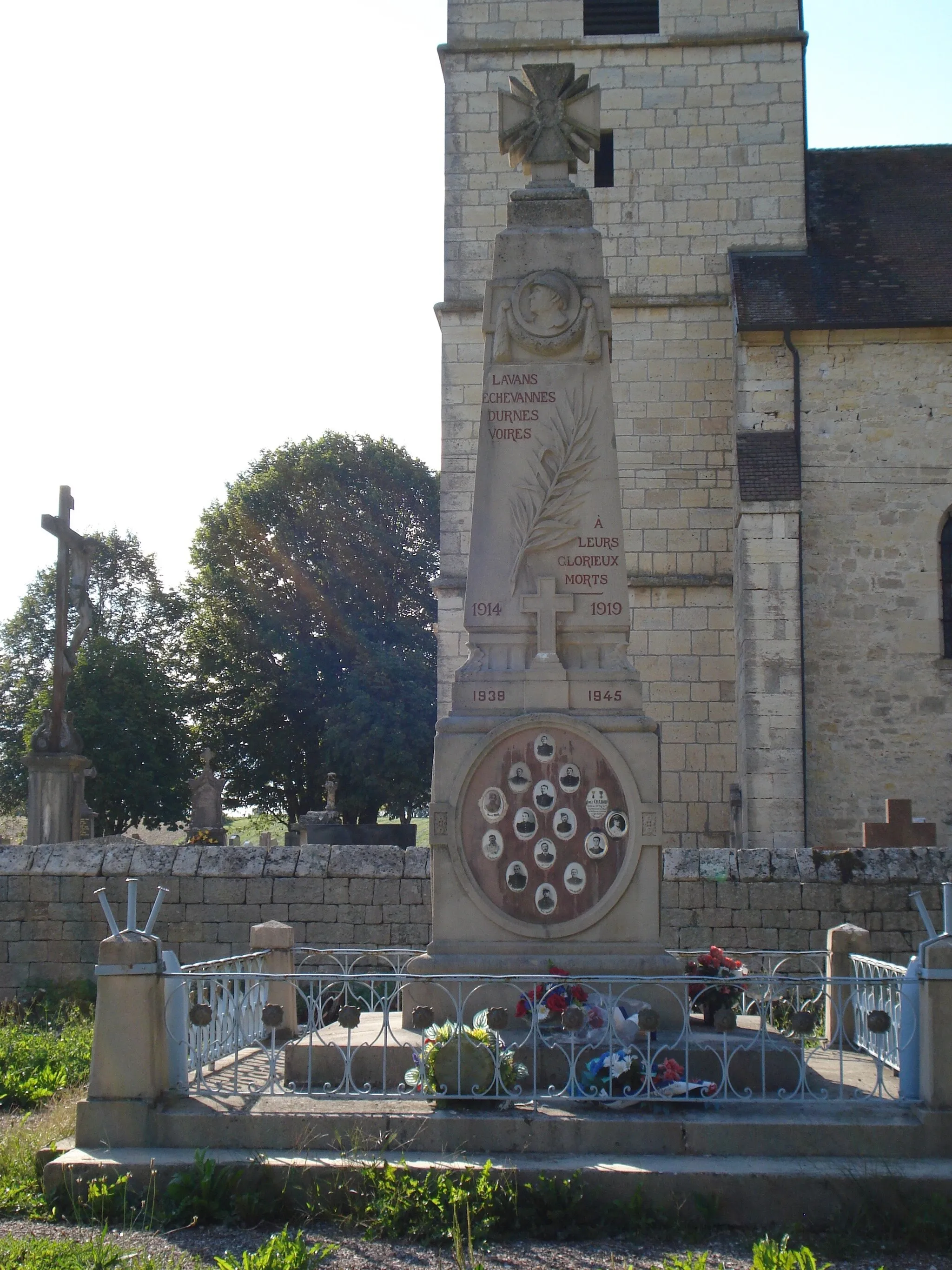 Photo showing: Monument aux morts de La Barèche (Doubs, France) commun aux communes de Durnes, Échevannes, Lavans-Vuillafans et Voires. Vue de face. Église Saint-Hippolyte en arrière-plan.