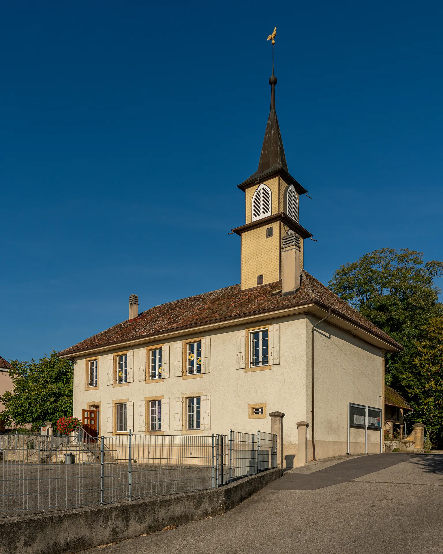 Photo showing: Schulhaus und Gemeindeverwaltung in Corcelles-près-Concise (VD)
