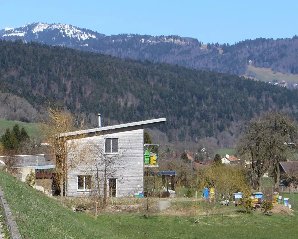 Photo showing: Bâtiment d'Espace Abeilles, site de Cernier (Evologia), vue ouest.