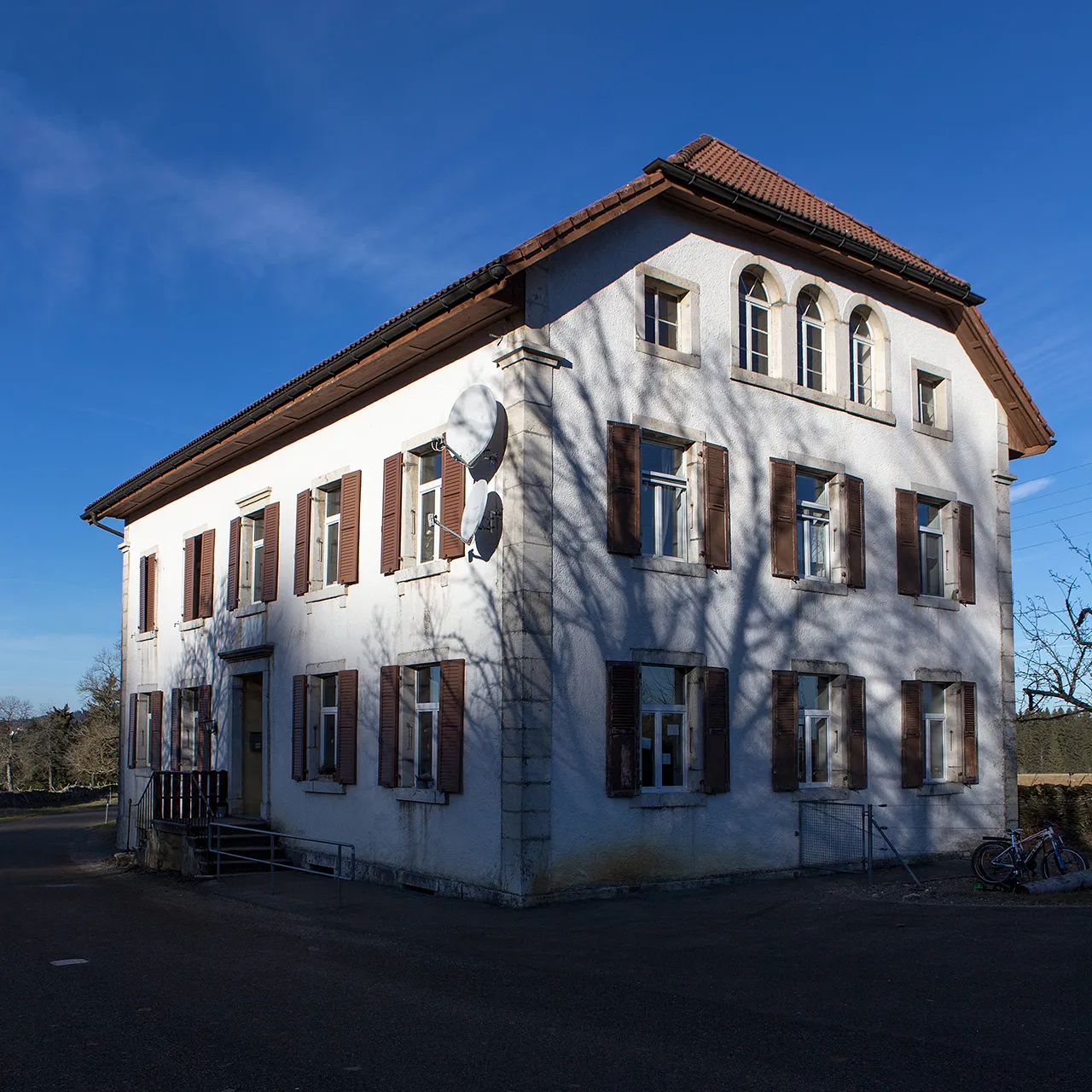 Photo showing: Primarschulhaus im Weiler Rouges-Terres der Gemeinde Le Bémont (JU)