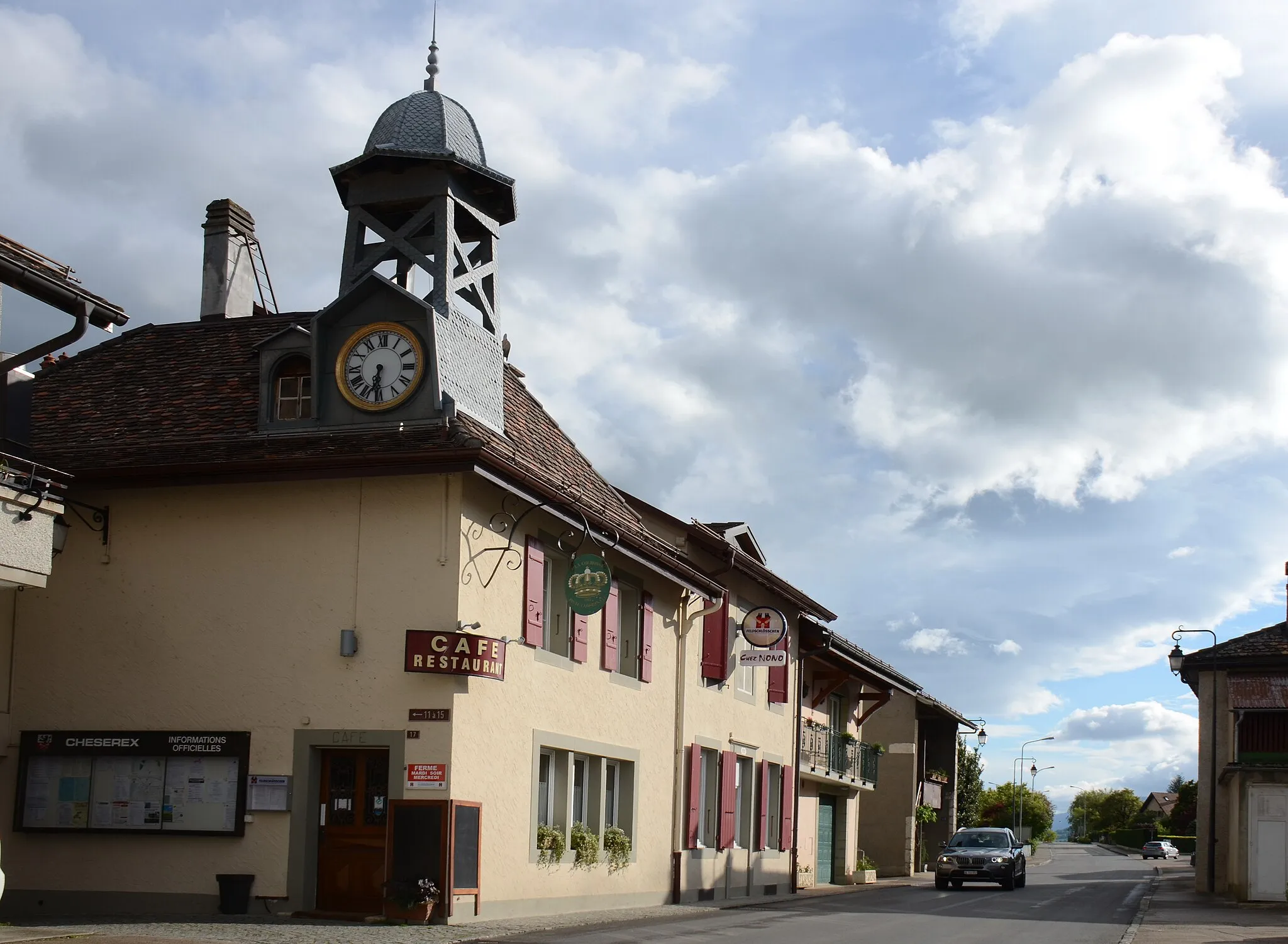 Photo showing: Just a streetview with cafe at Chéserex Switserland near lake Geneva