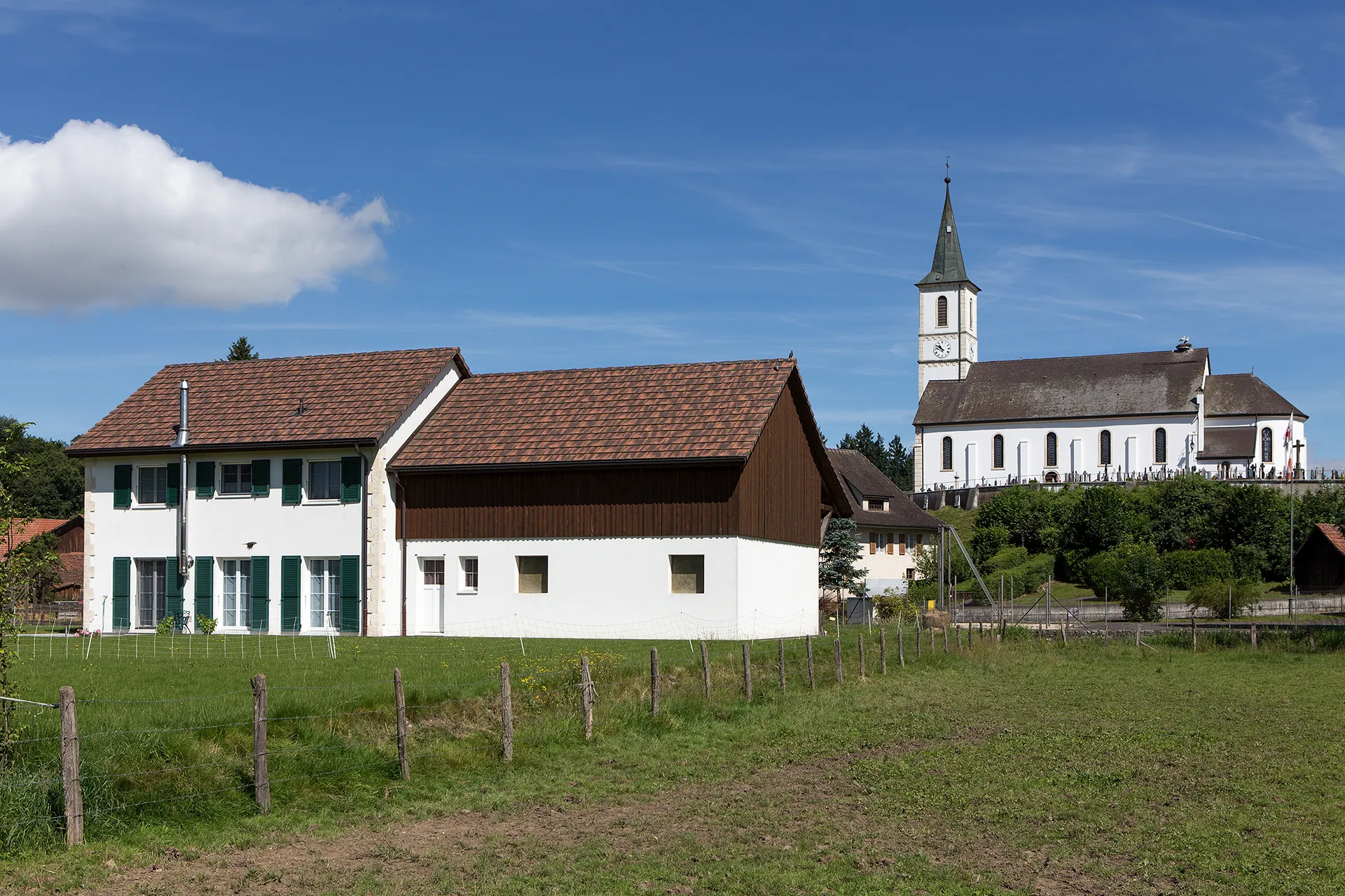 Photo showing: Kirche Saint Ferréol-et-Ferjeux in Dampfhreux (JU)
Es sind zwei Störche auf dem Dachhorst zu sehen.