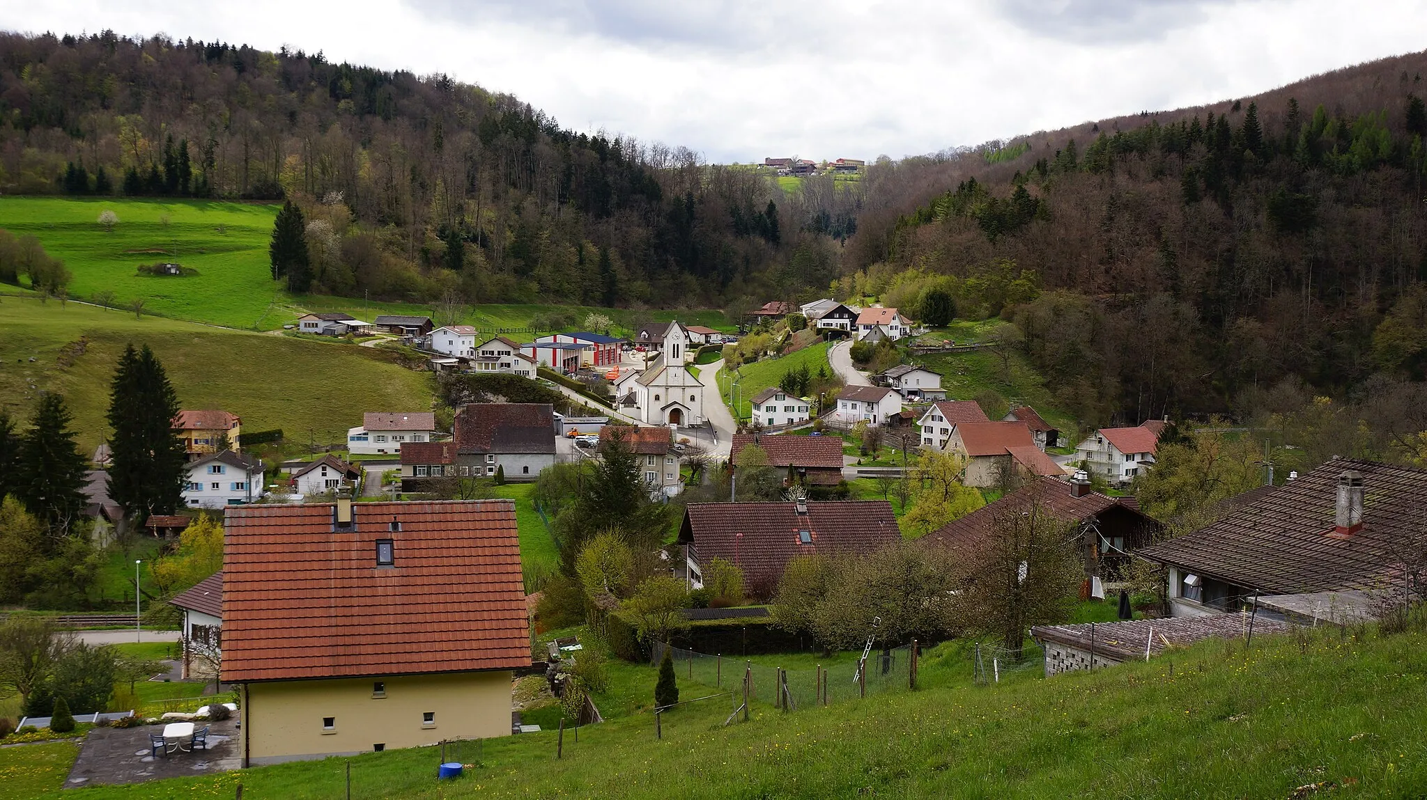 Photo showing: Courchavon et Mormont en haut et en arrière plan