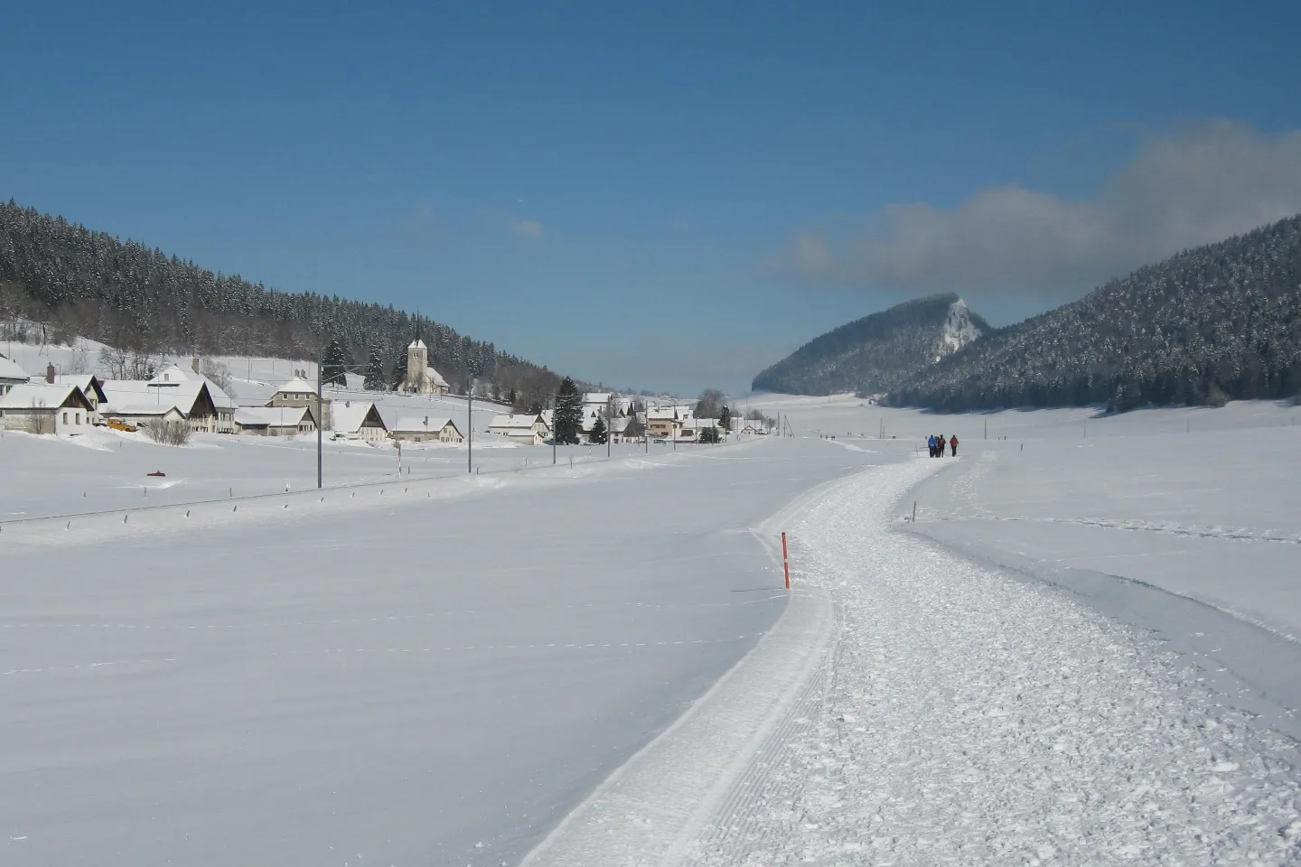 Photo showing: Das rund 2,5 km lange Strassenzeilendorf La Sagne im Winter im Vallée de La Sagne, auch als Vallée des Ponts bezeichnet.