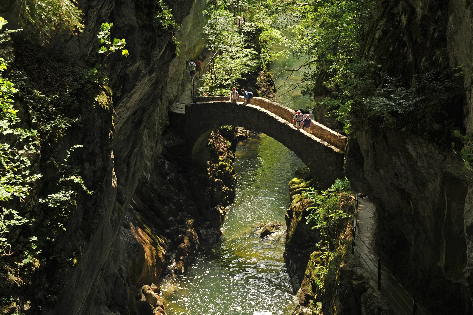 Photo showing: Footbridge over the Areuse in the Gorges de l'Areuse near Brot-Dessous; Neuchâtel, Switzerland.