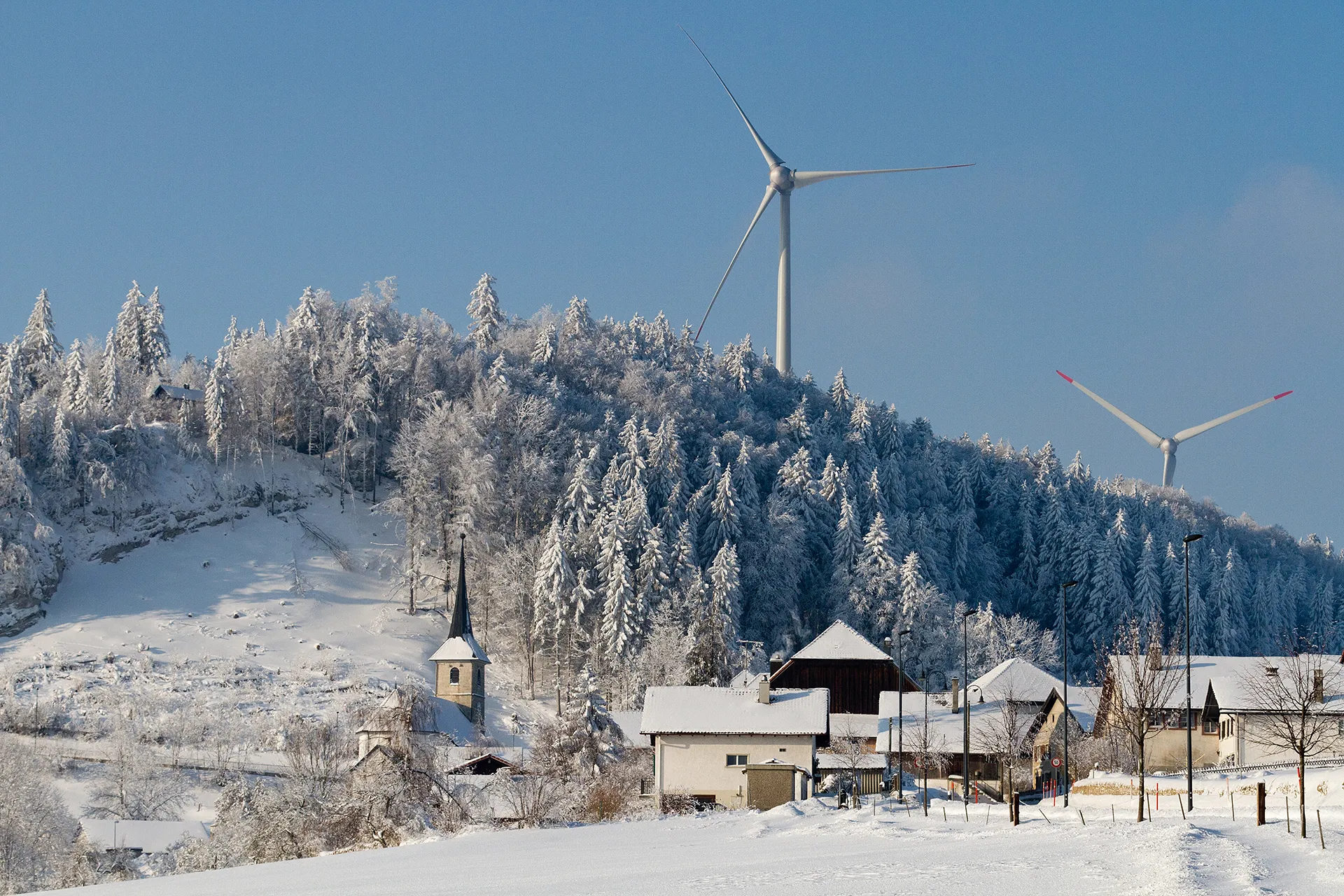 Photo showing: Saint-Brais (JU) mit Windkraftanlage