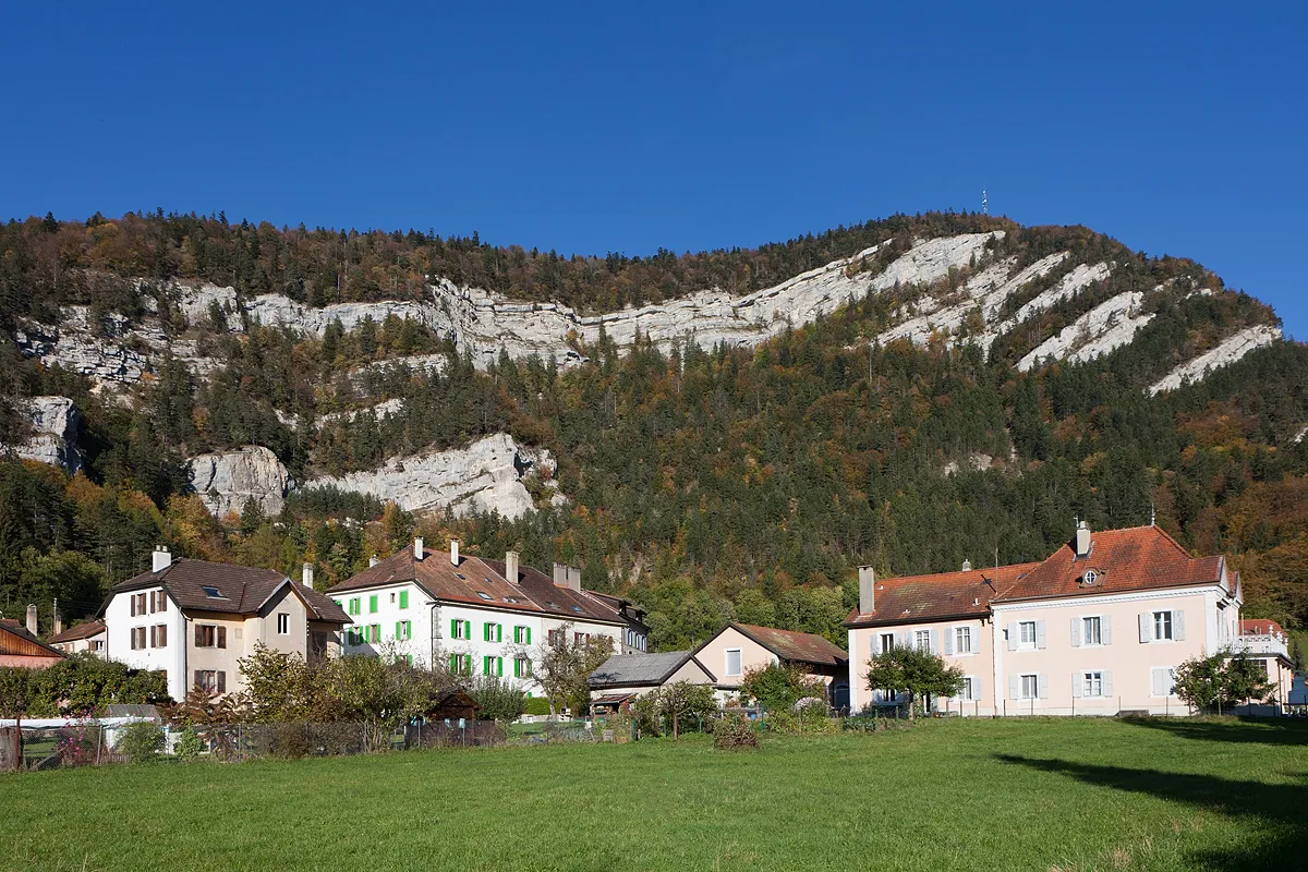 Photo showing: Teilansicht von Noiraigue mit der Clusette im Hintergrund