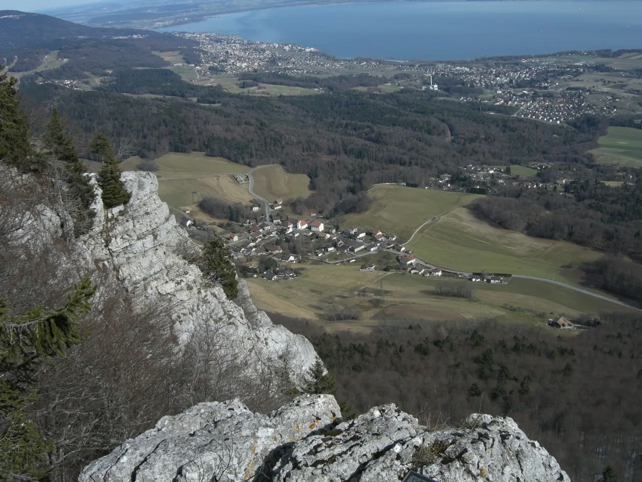 Photo showing: Au deuxième plan, le village de Rochefort vu du nord, depuis le point de vue panoramique du Rocher de Tablettes au col de La Tourne. En arrière plan, le littoral du lac de Neuchâtel