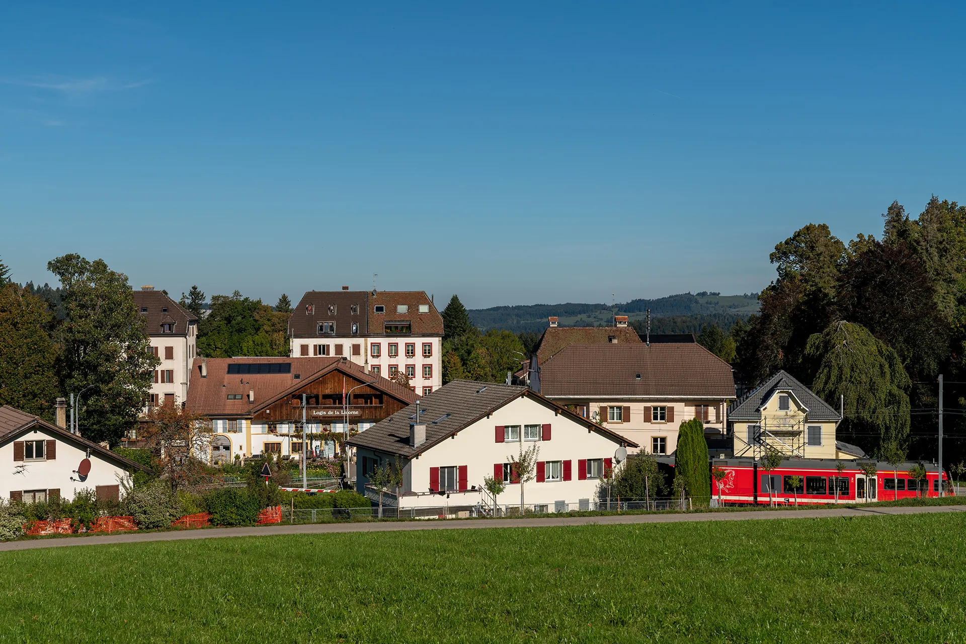 Photo showing: Blick aufs Dorfzentrum von La Ferrière (BE)