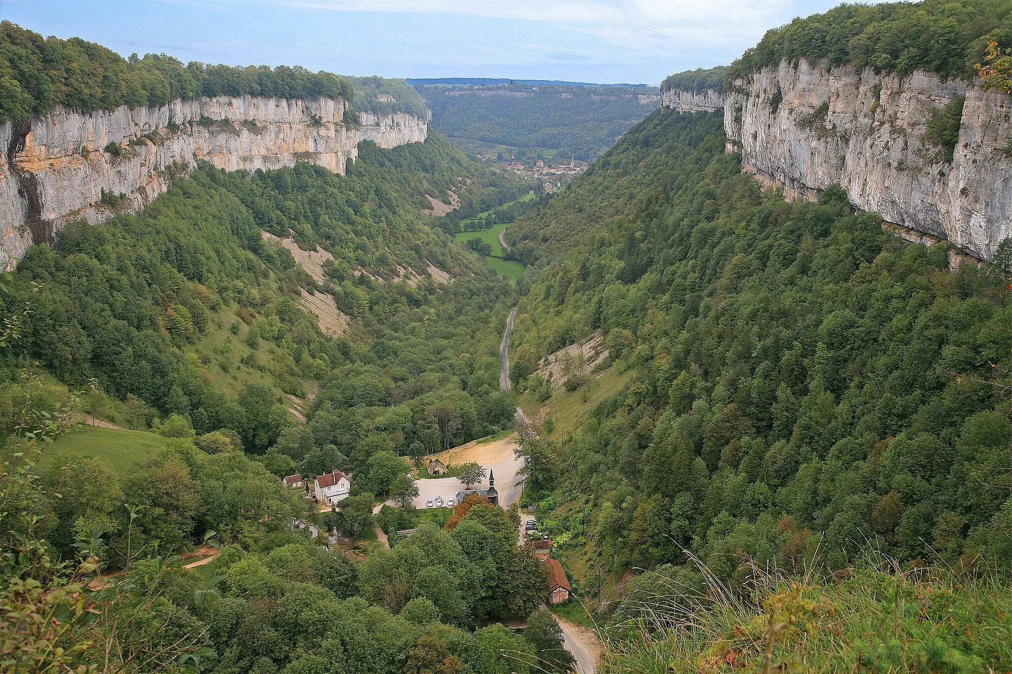 Photo showing: Cirque de Baume mit Blick auf Baume-les-Messieurs (Département Jura, Frankreich).