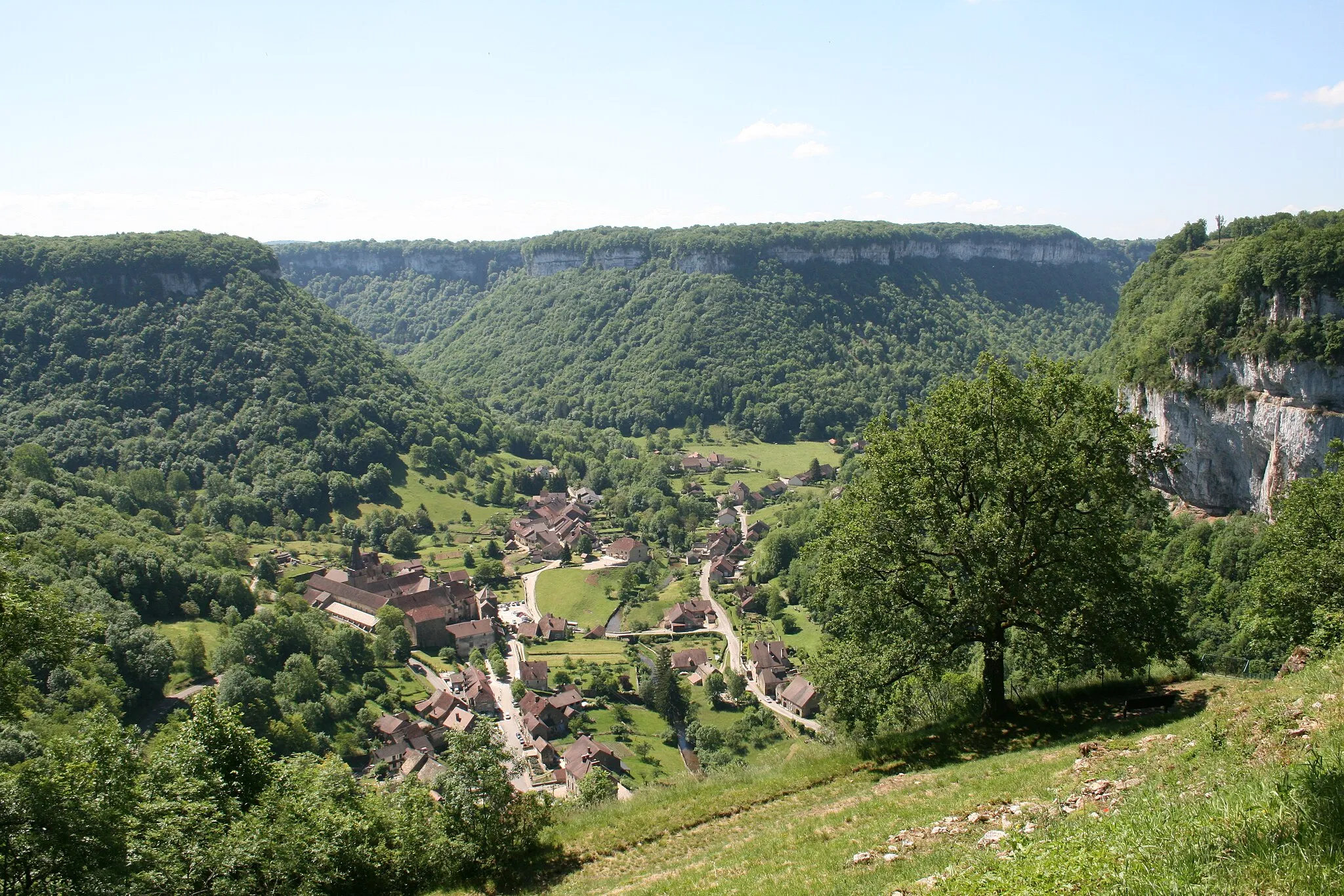 Photo showing: Baume-les-Messieurs (France), the village and the former Baume Abbey in the natural site of the steephead valley of the "cirque de Baume".