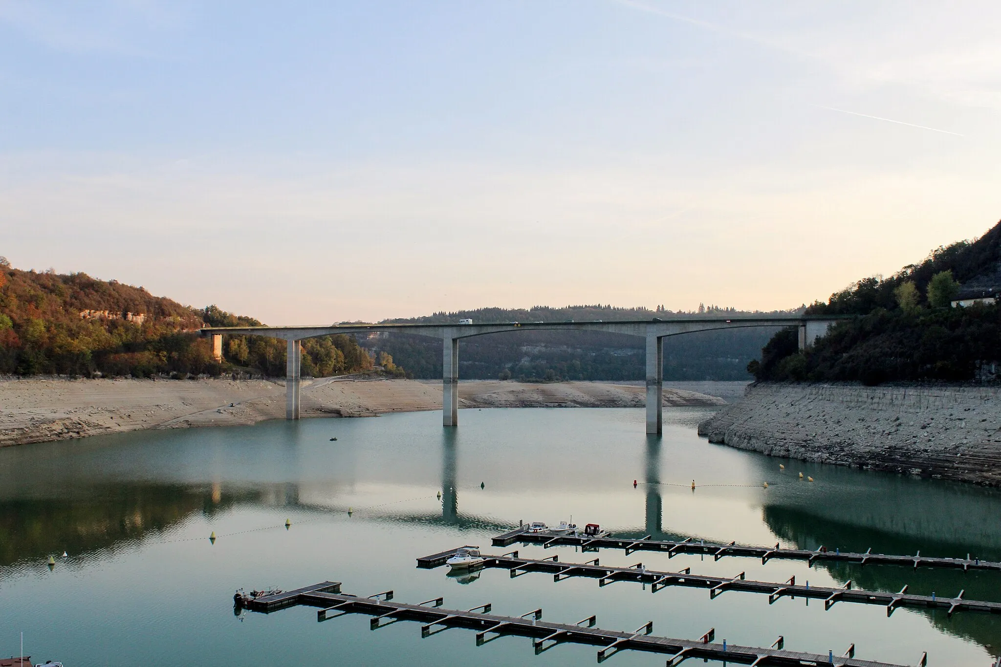 Photo showing: Panoramic view of Pont de la Pyle and Surchauffant in the direction to the south (Jura, France).