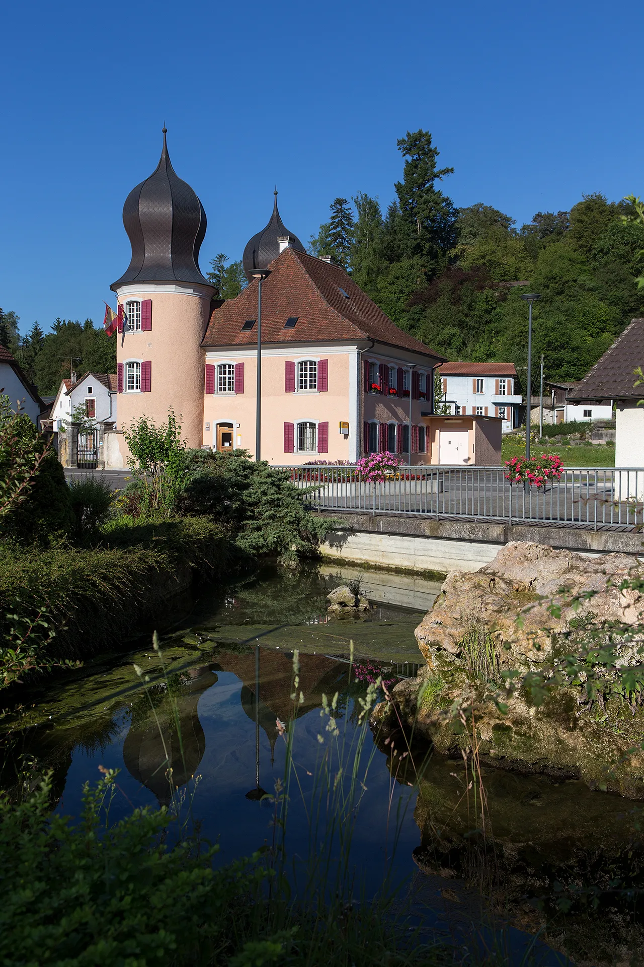 Photo showing: Brunnen und Schloss in Fontenais (JU)