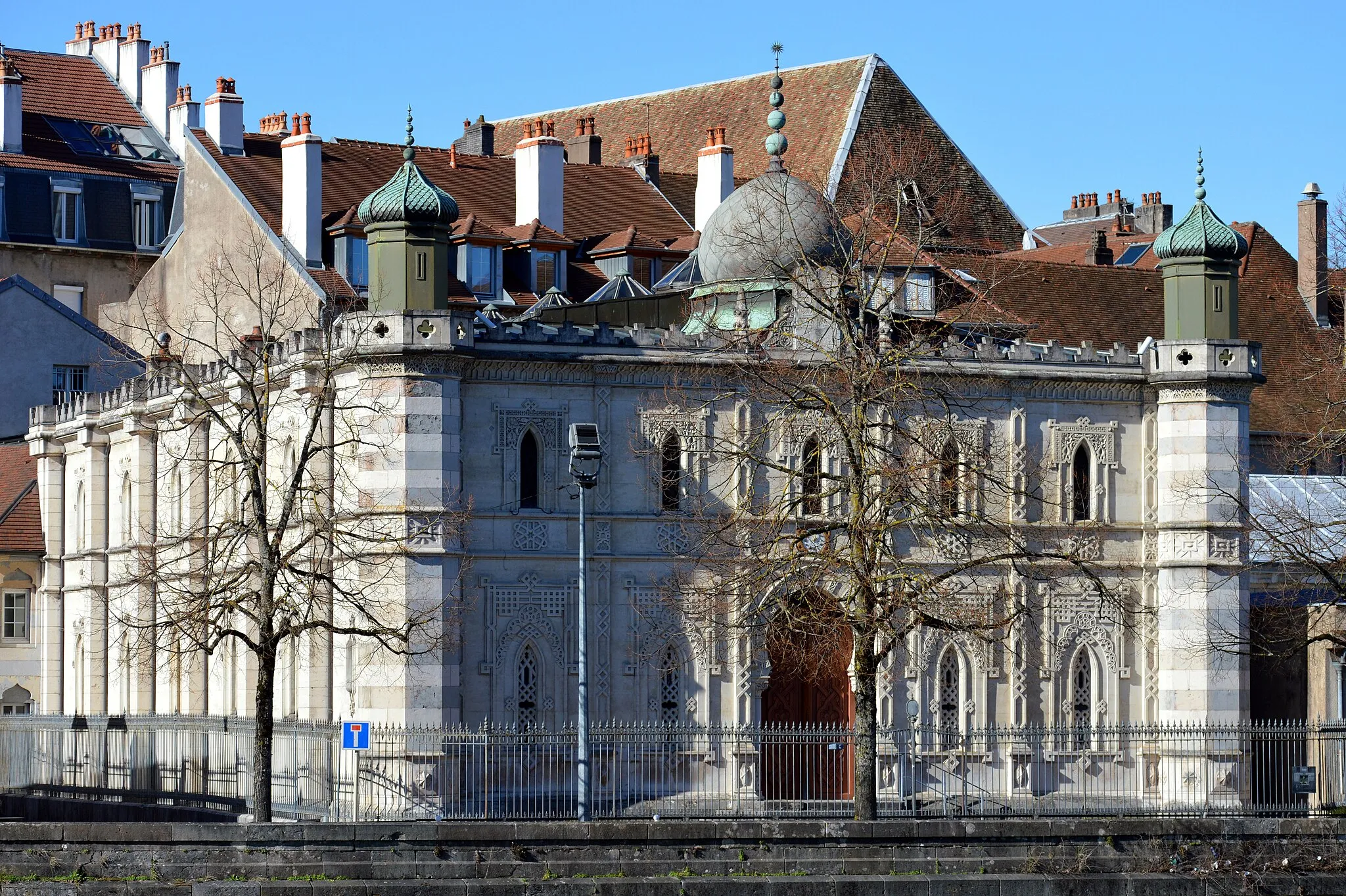 Photo showing: La synagogue de Besançon depuis le quai Vauban.