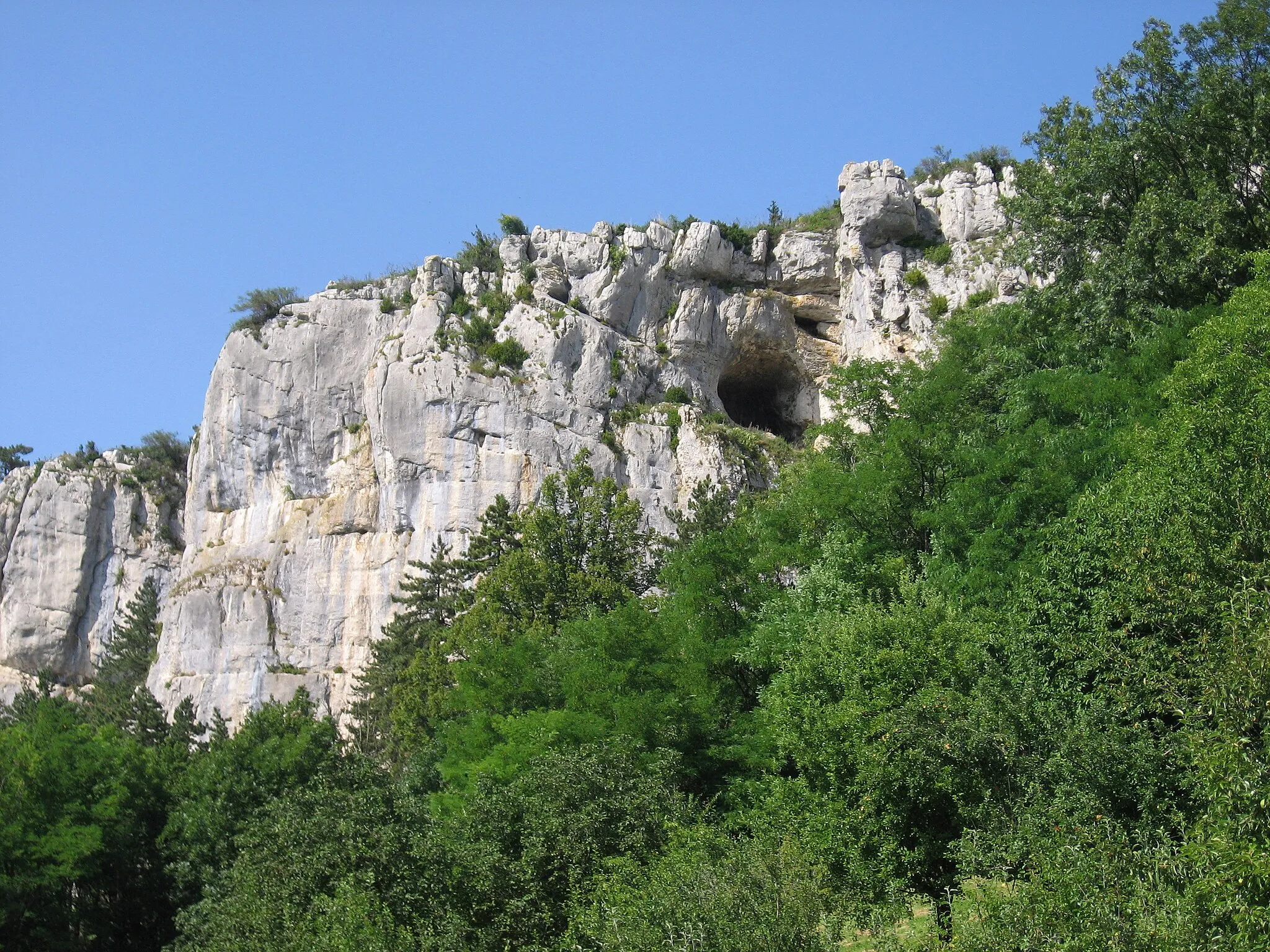Photo showing: Cave "Trou de la Lune" (The Moonhole) in limestone cliffs above the town of Poligny (Jura), France