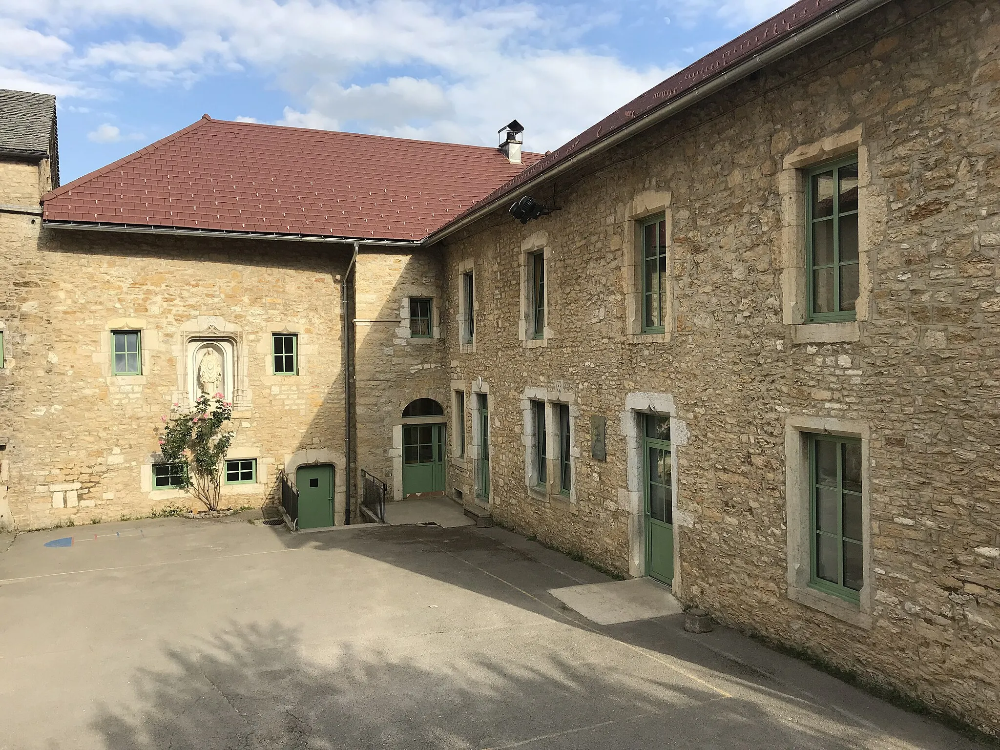 Photo showing: École privée "La Source" à Saint-Lupicin en juillet 2018.