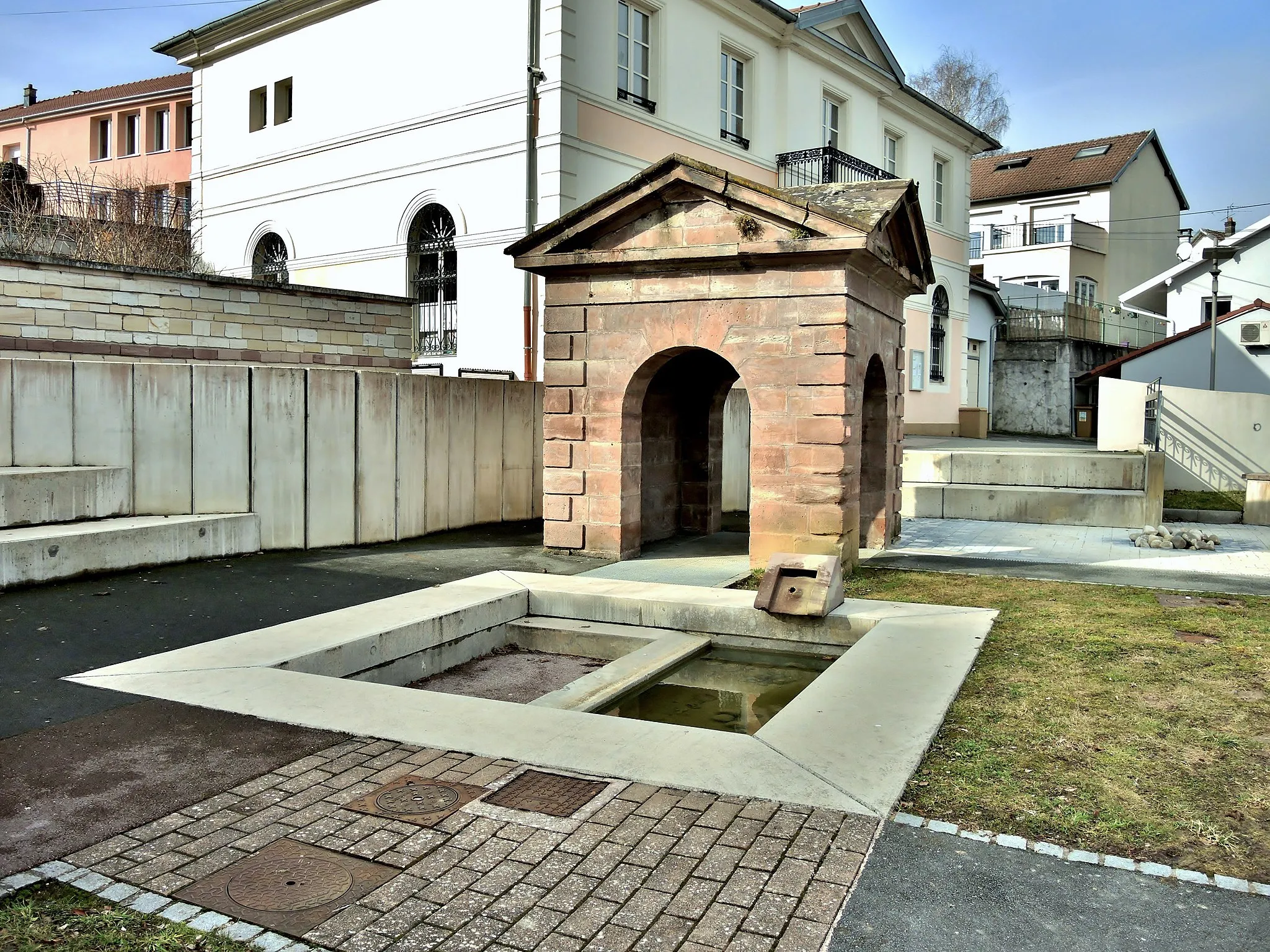 Photo showing: La fontaine près de l'ancienne mairie