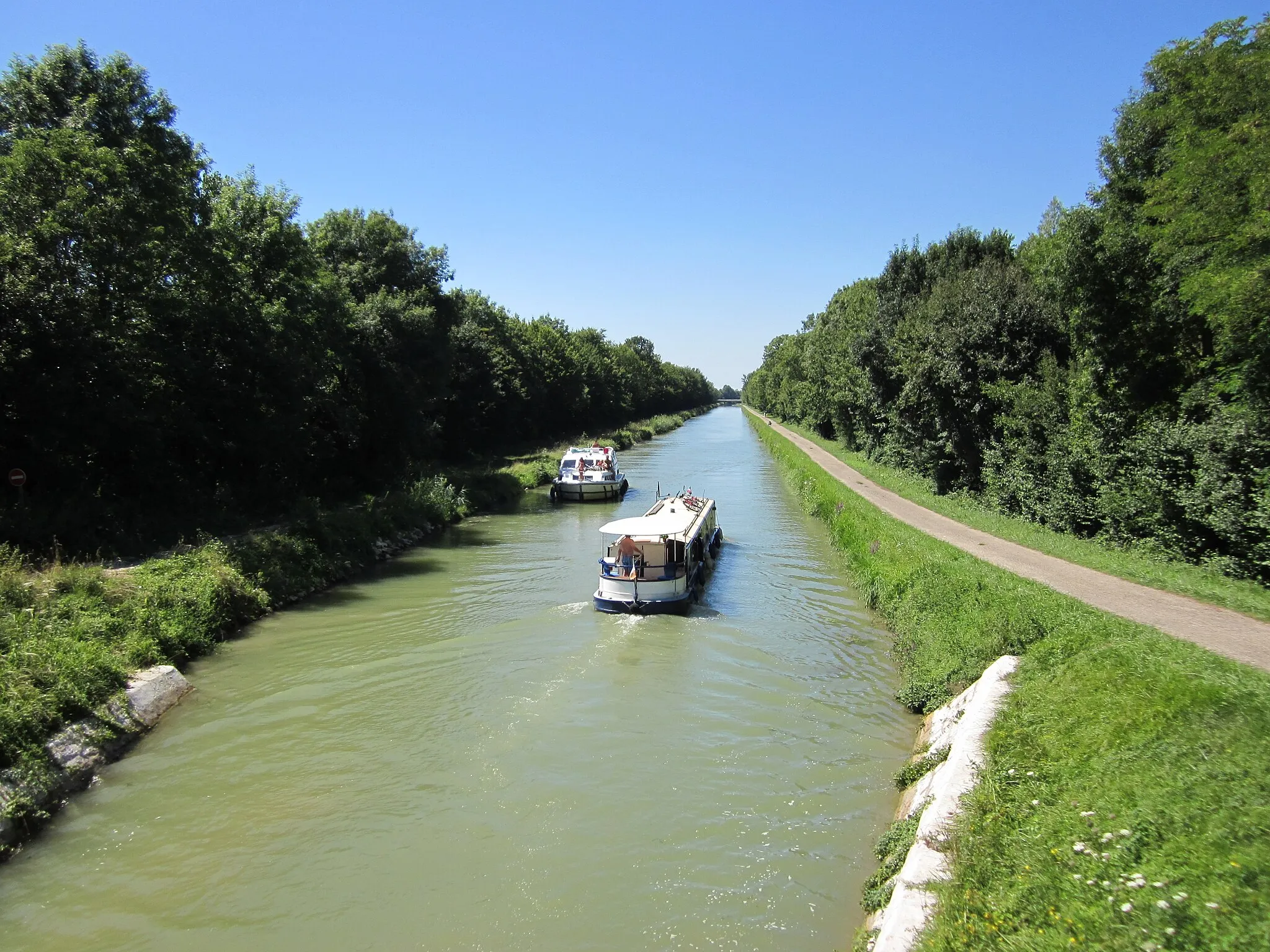 Photo showing: Canal du Rhône au Rhin - navigation de plaisance (près de Damparis - Jura)- Note : chemin de halage aménagé en piste cyclable (EuroVelo 6])