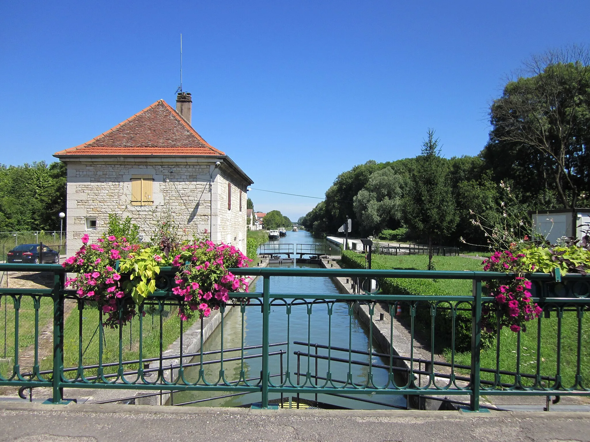 Photo showing: Canal du Rhône au Rhin - écluse de Damparis (Jura)