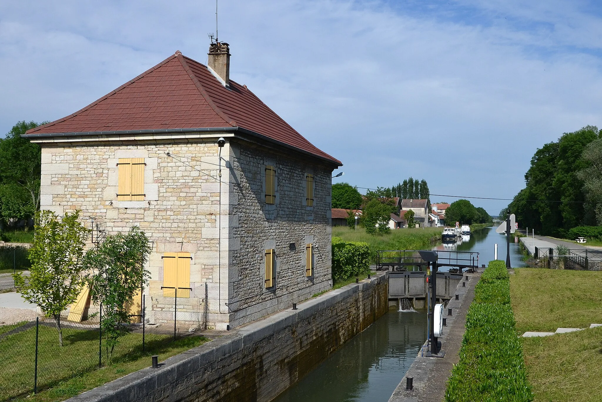 Photo showing: Lock house on the canal du Rhone au Rhin near the factory Solvay in Damparis, Jura Franche-Comté, France
