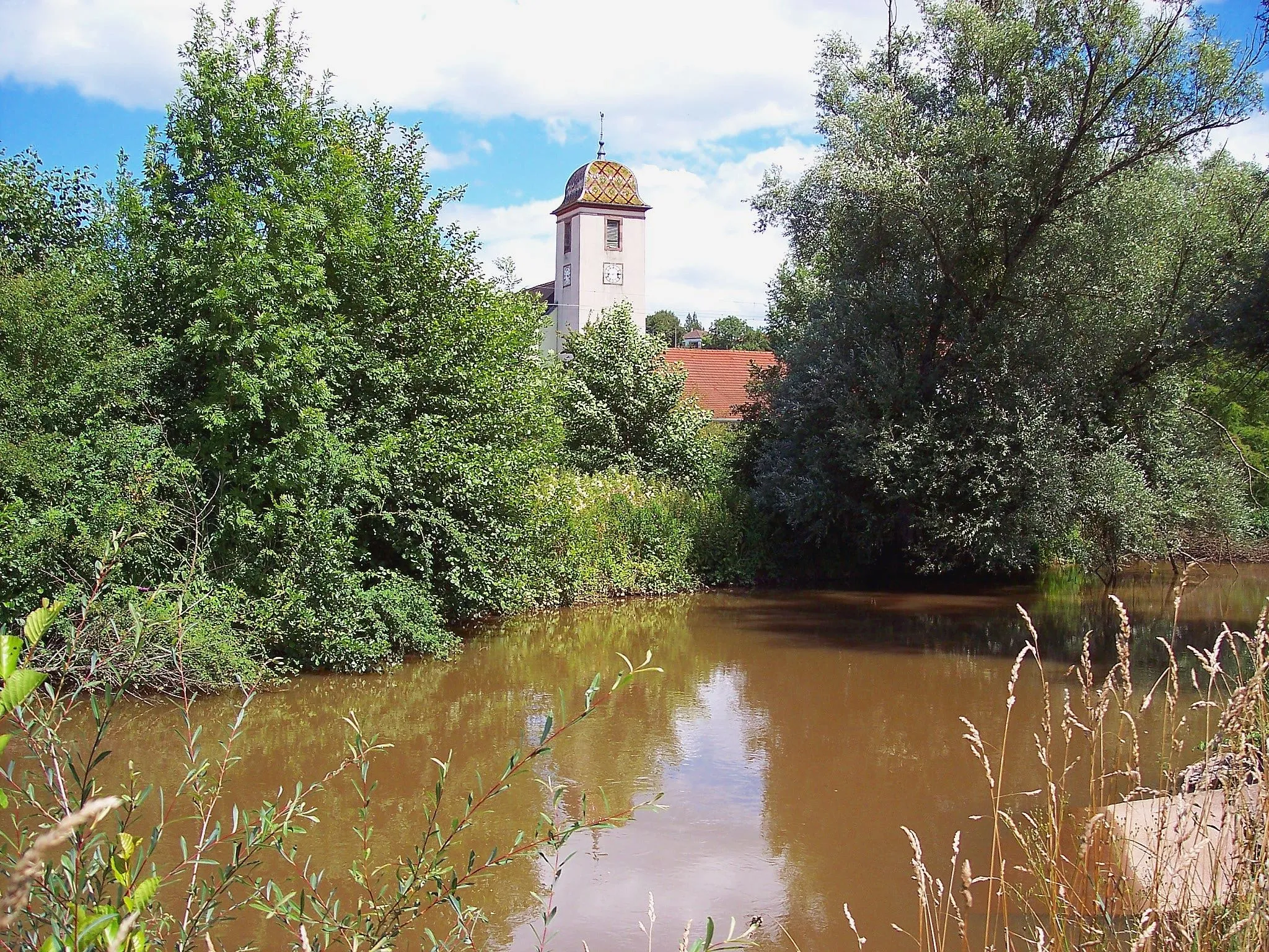 Photo showing: La rivière Lizaine et le clocher du temple de Béthoncourt. Doubs