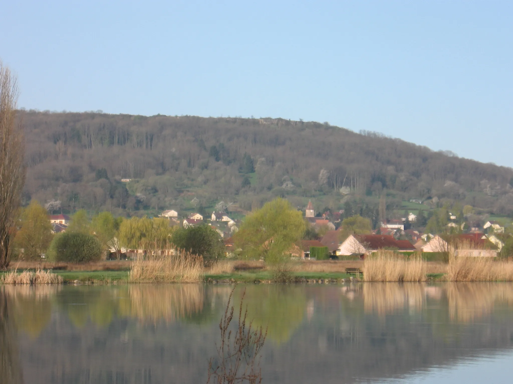 Photo showing: Vaivre-et-Montoille, seen from other side of lake