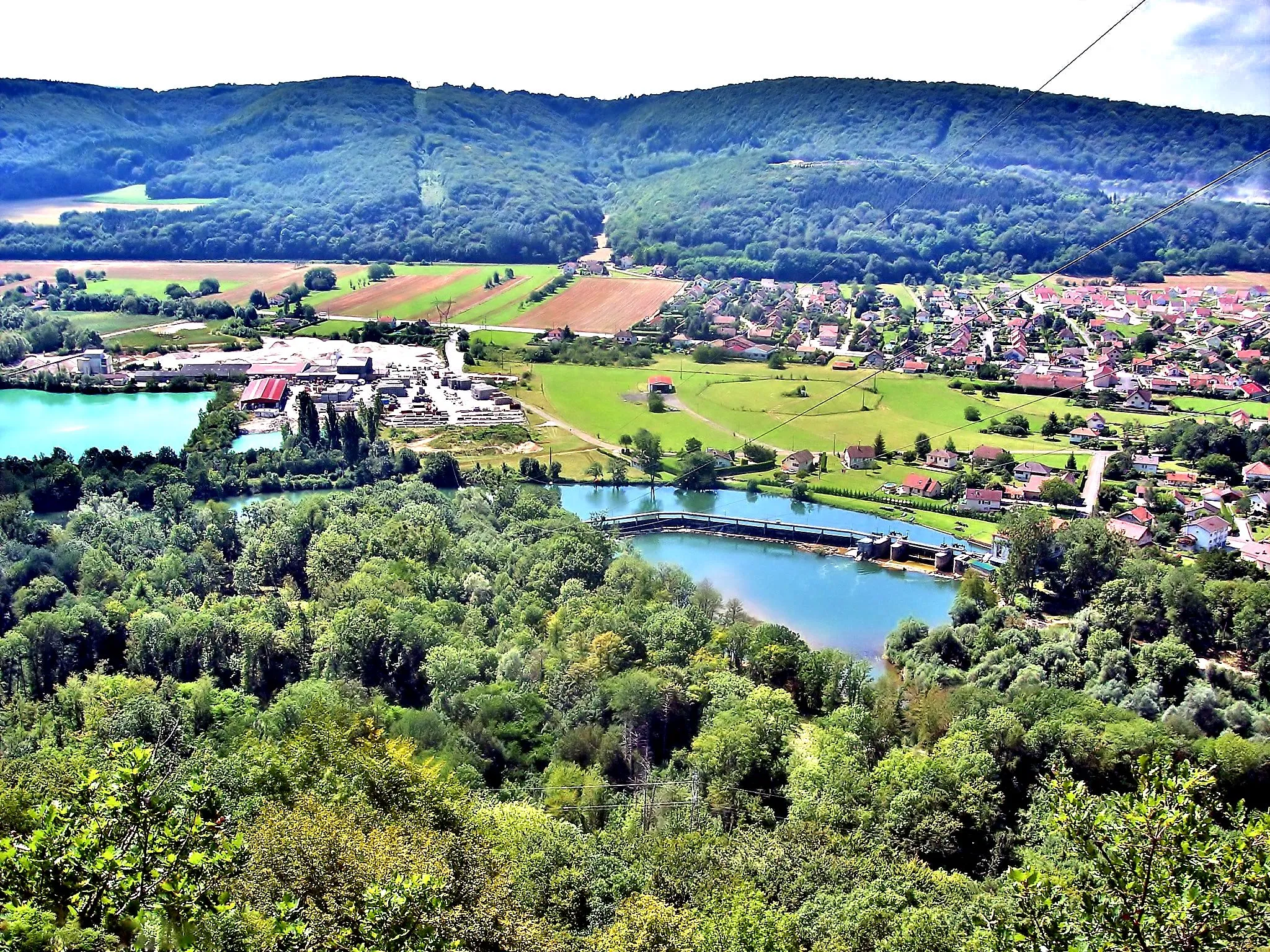 Photo showing: Les sablières et la rivière le Doubs, vus du belvédère des roches à Mathay. Doubs