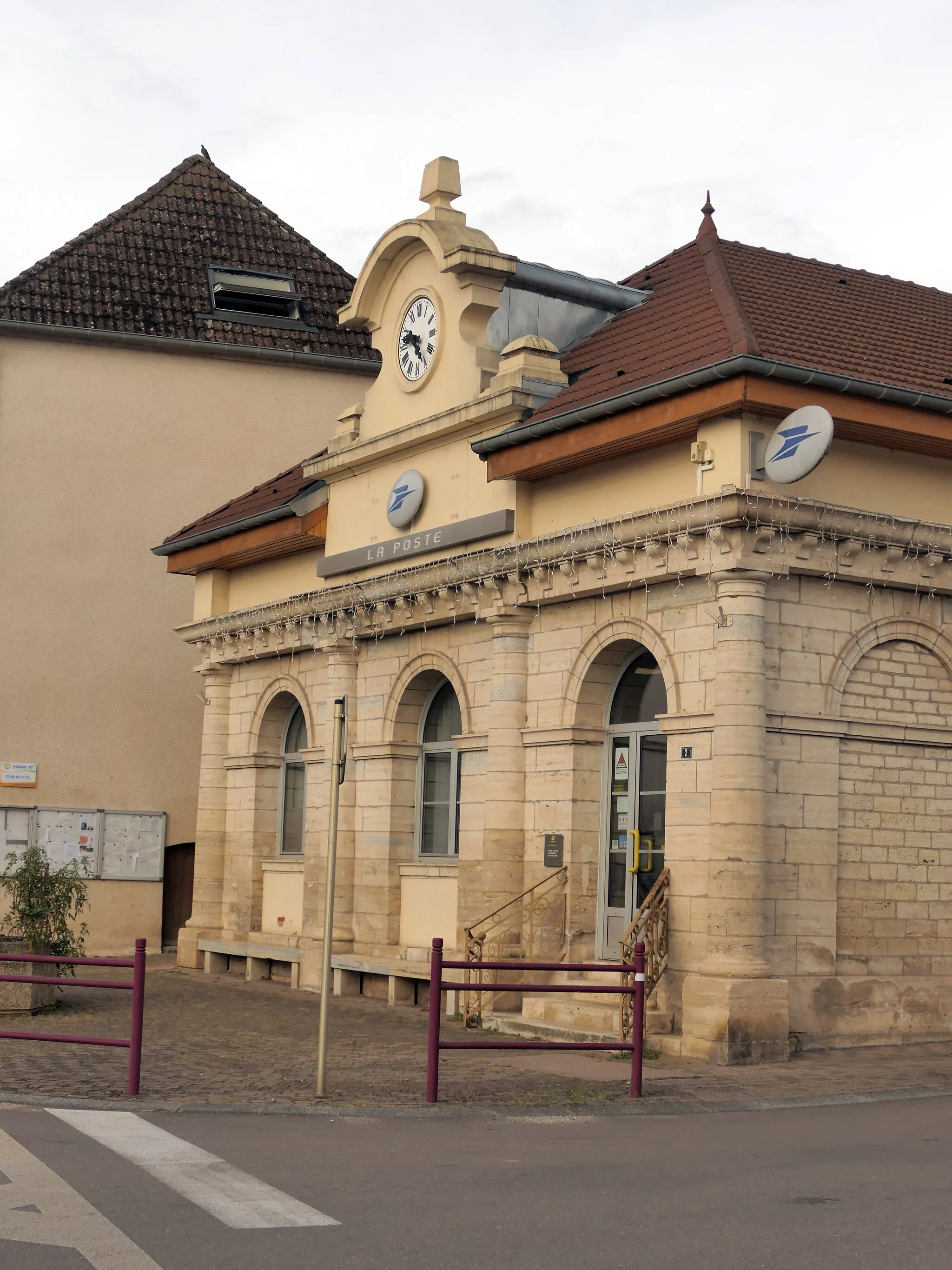 Photo showing: image montrant une photographie prise sur le territoire de la commune d'Arc-lès-Gray : l'ancienne fontaine devenue le bureau de poste d'Arc-lès-Gray