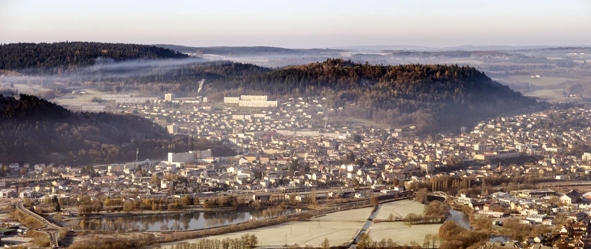 Photo showing: Panorama de la ville de Remiremont depuis le sommet du Saint-Mont (prise de vue décembre 2013)