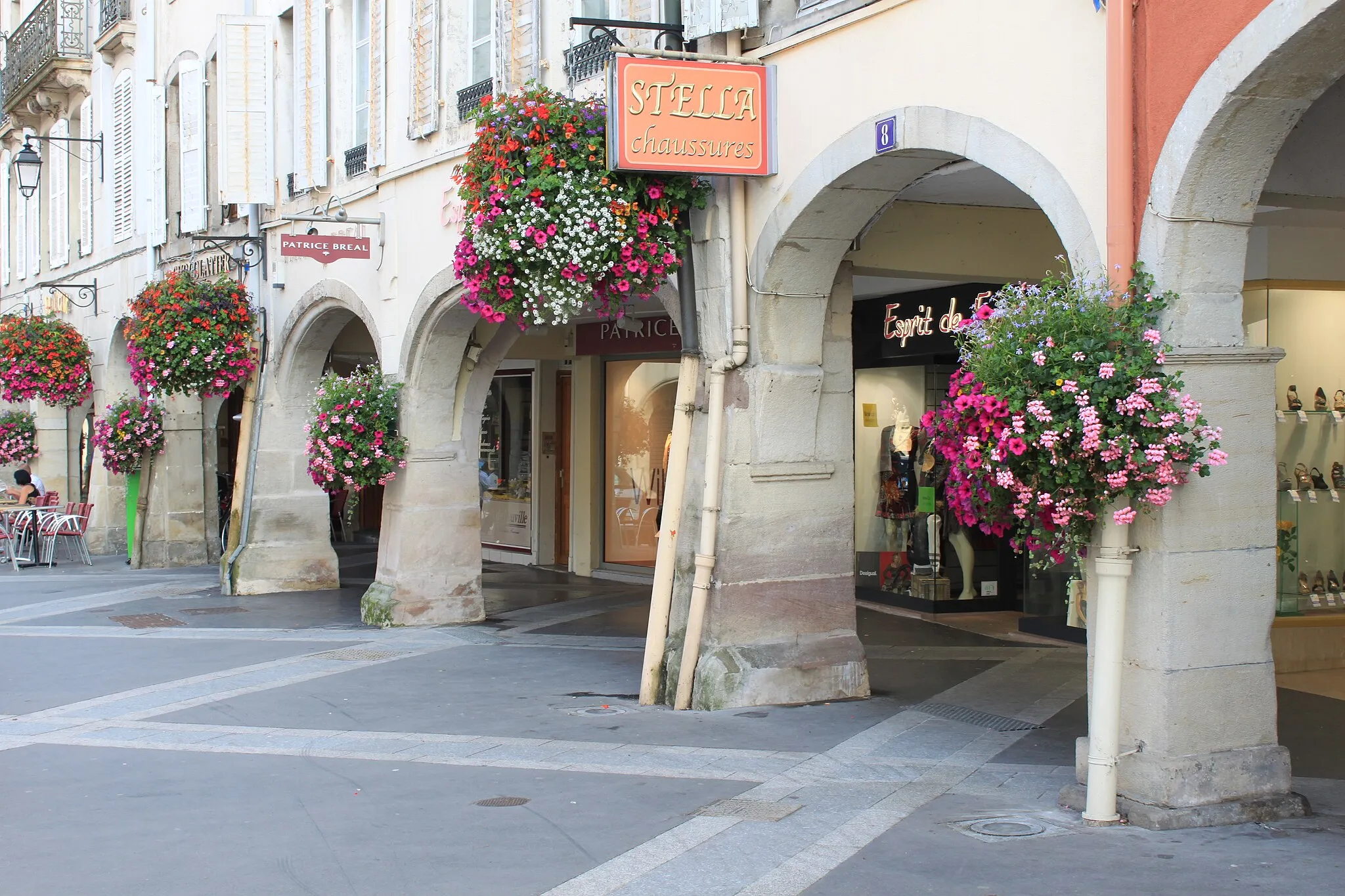 Photo showing: Arcades dans la rue Charles de Gaulle à Remiremont, Vosges, Lorraine, France