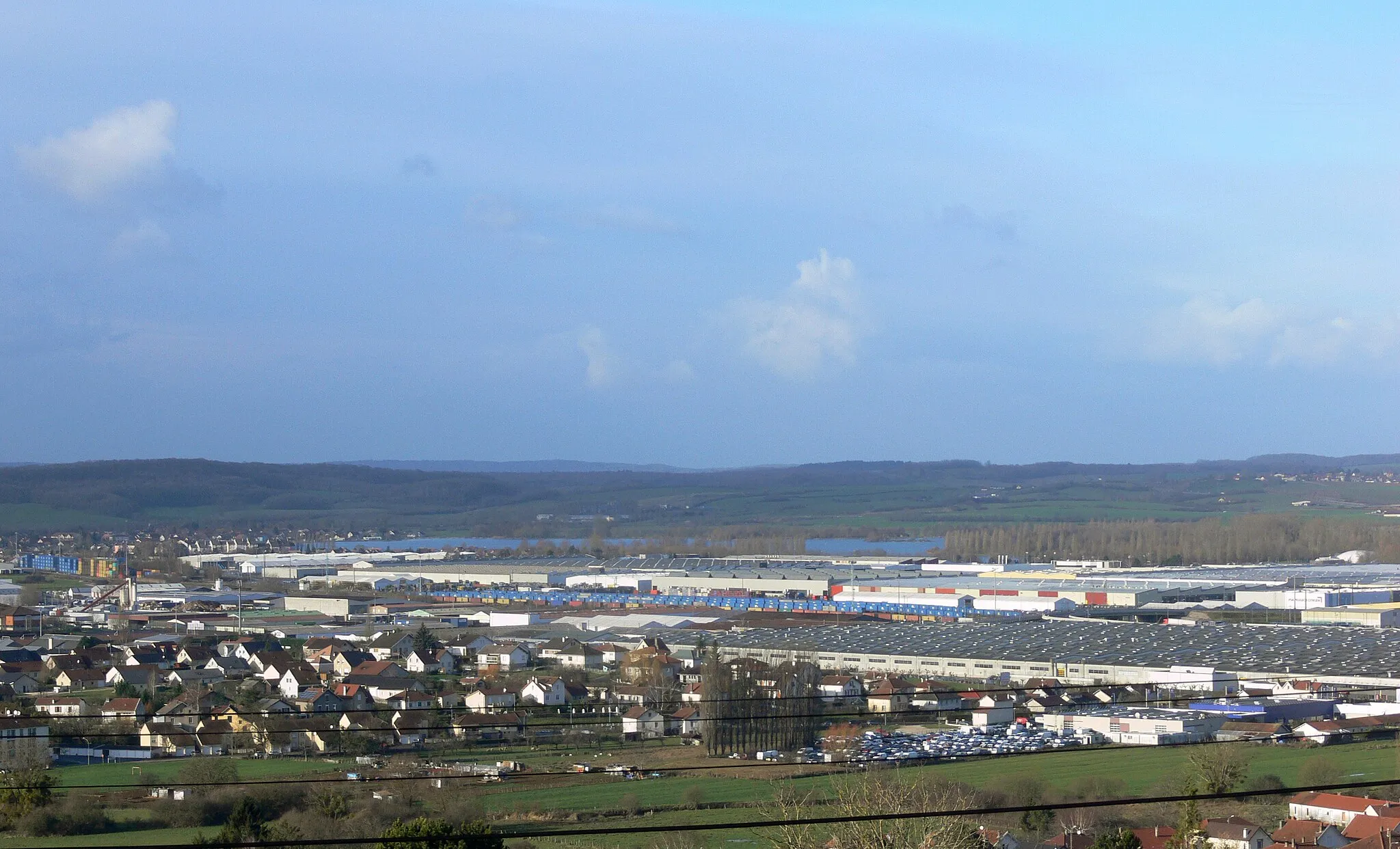 Photo showing: Vue des usines Peugeot, de Noidans-lès-Vesoul et de Vaivre-et-Montoille (lac de Vaivre) depuis les pentes de Cita à Echenoz-la-Méline