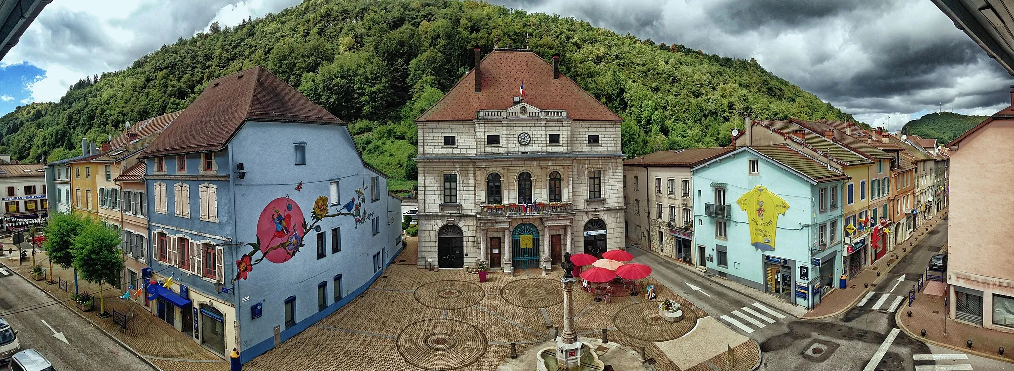 Photo showing: Panoramique de la place de la mairie et de la rue Pasteur. A 2 pas du cinéma et du musée international du jouet