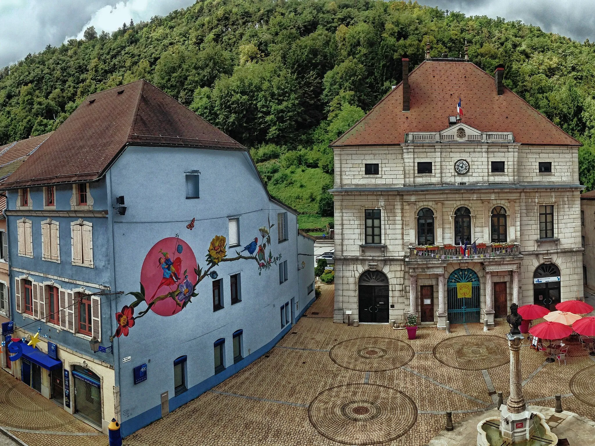 Photo showing: Vue sur la place de Verdun dans la commune française de Moirans-en-Montagne. On aperçoit notamment l'hôtel de ville.