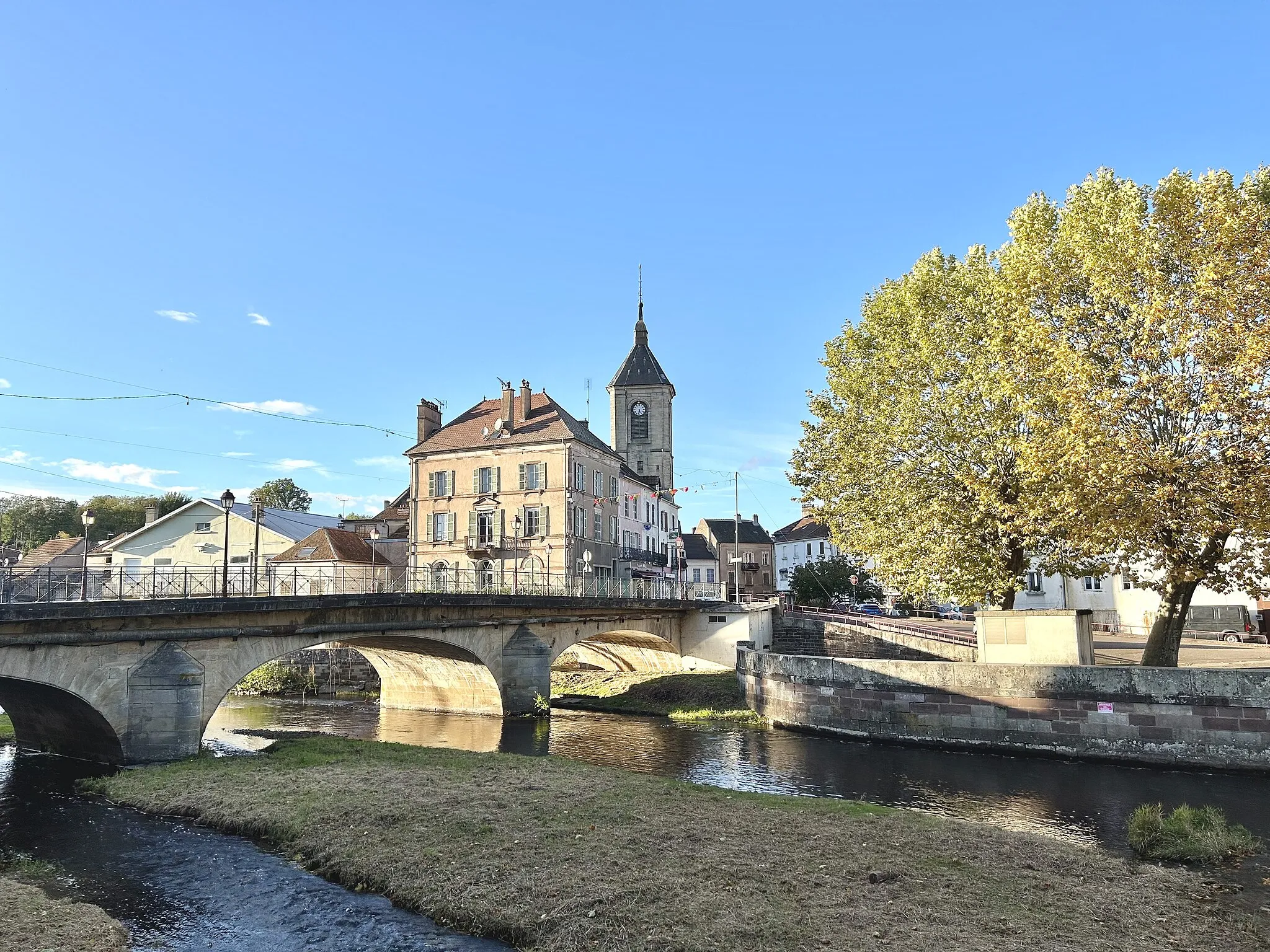 Photo showing: Saint-Loup-sur-Semouse - pont et église