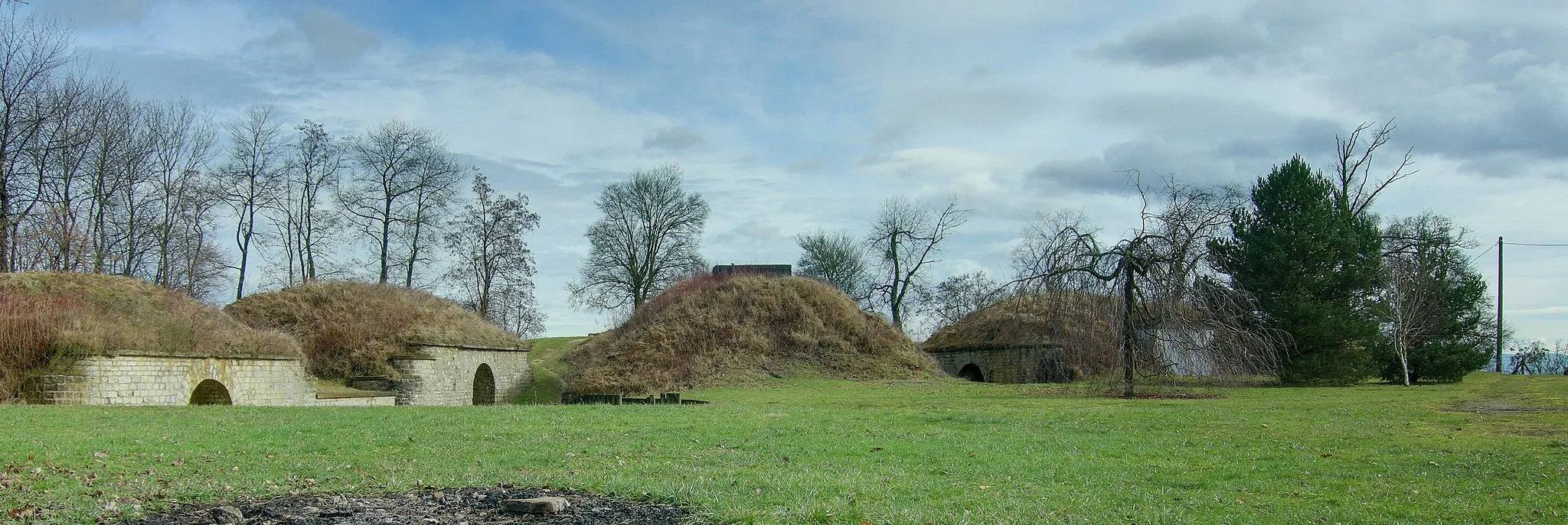 Photo showing: Vue de l'enveloppe, à l'est du fort.

Lachaux fortifications (HDR).