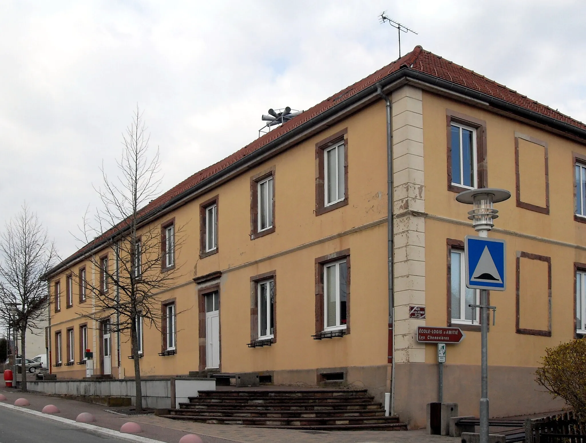 Photo showing: L'école primaire Haroun Tazieff; l'ancienne mairie d'Essert