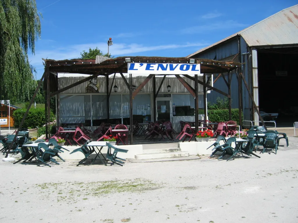 Photo showing: Restaurant « l'Envol » et le bar des aviateurs « T6 ».