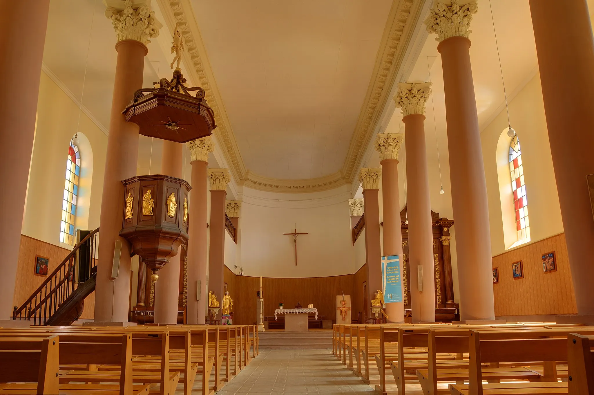 Photo showing: Église Saint-Augustin d'Offemont à l'intérieur (HDR)