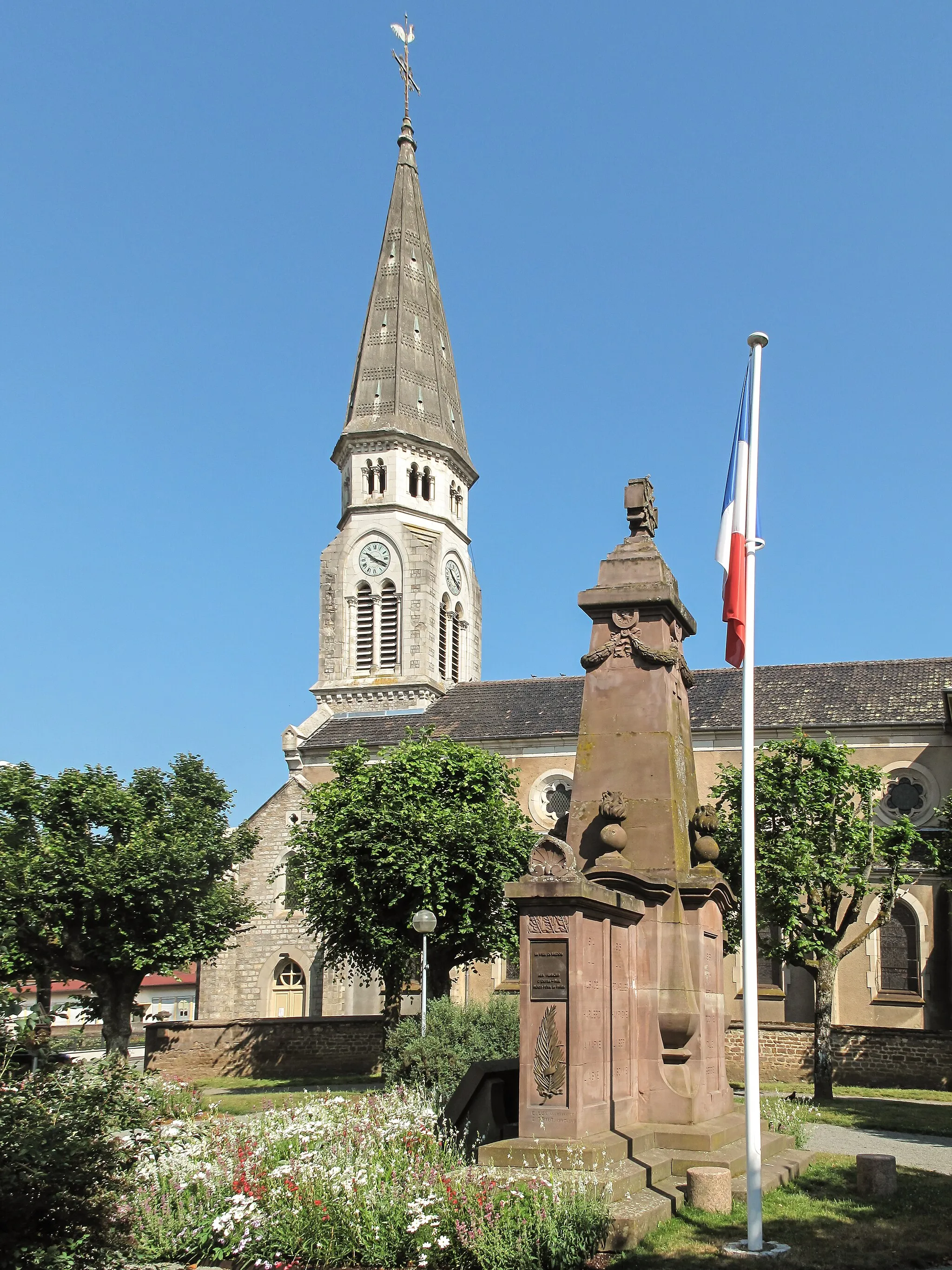 Photo showing: Valdoie, church (église Saint-Joseph) with war memorial