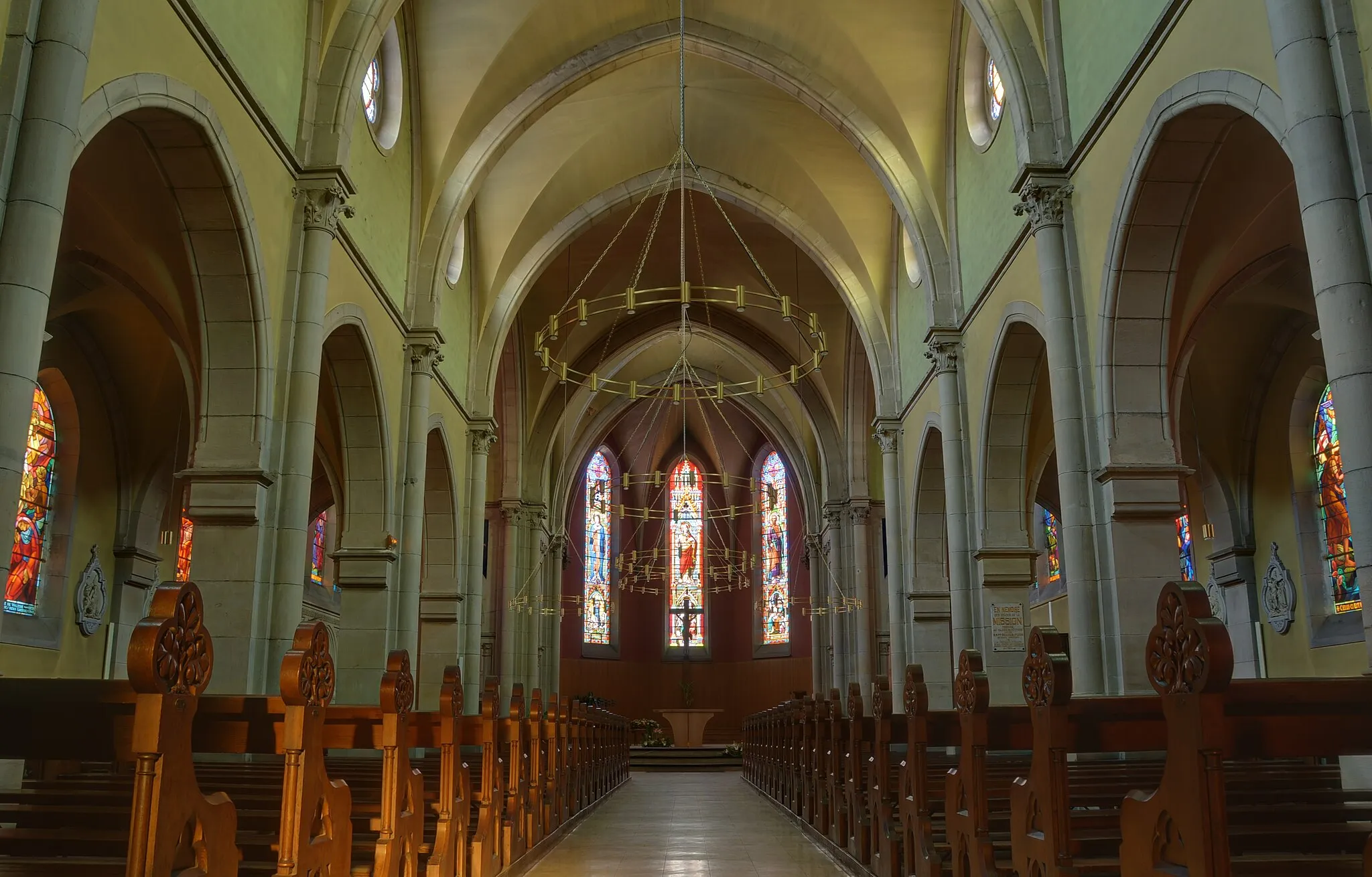 Photo showing: L'intérieur d'église Saint-Joseph de Valdoie (HDR)