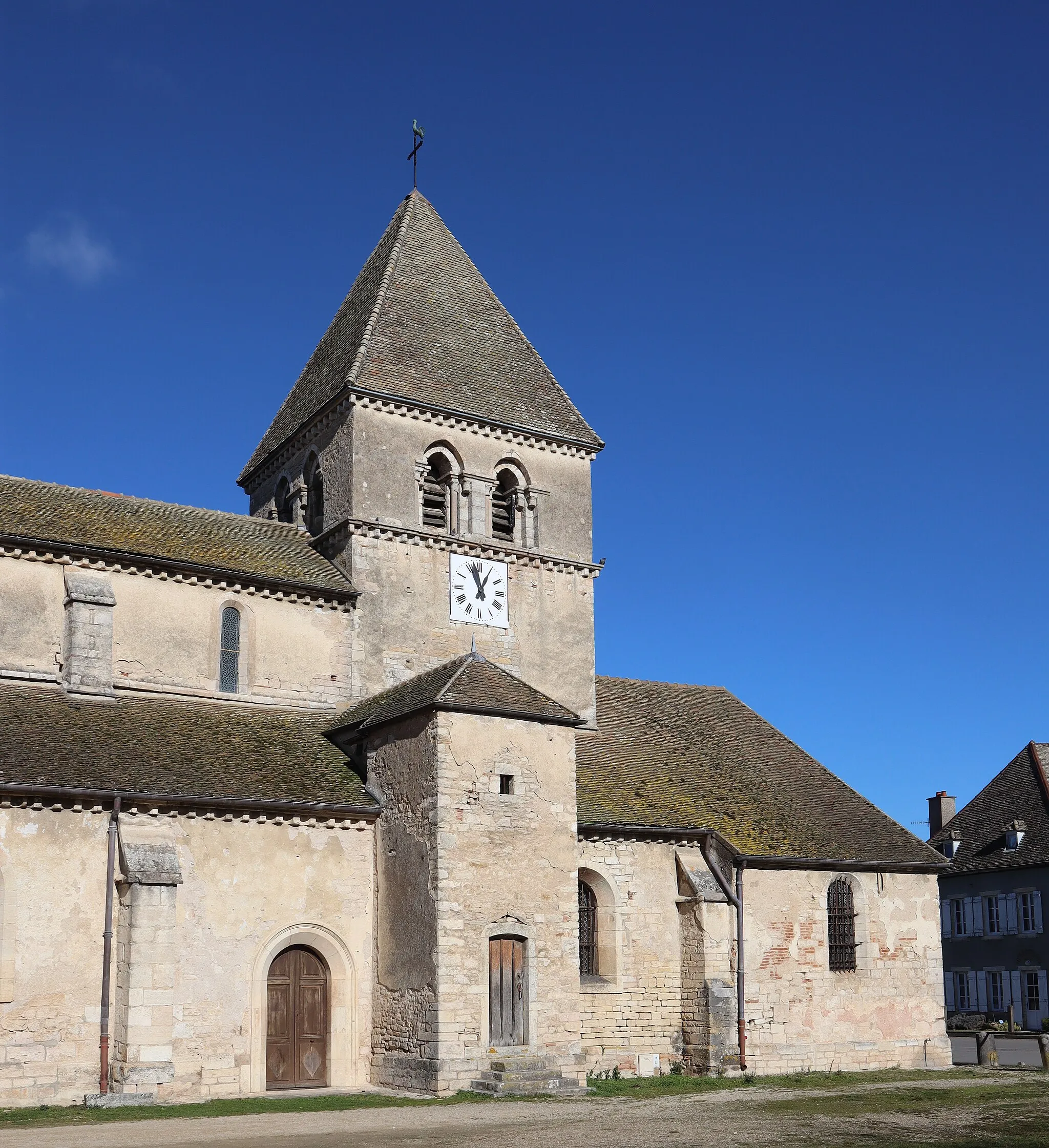 Photo showing: Extérieur de l'église Saint-Loup à Saint-Loup-de-la-Salle (71).